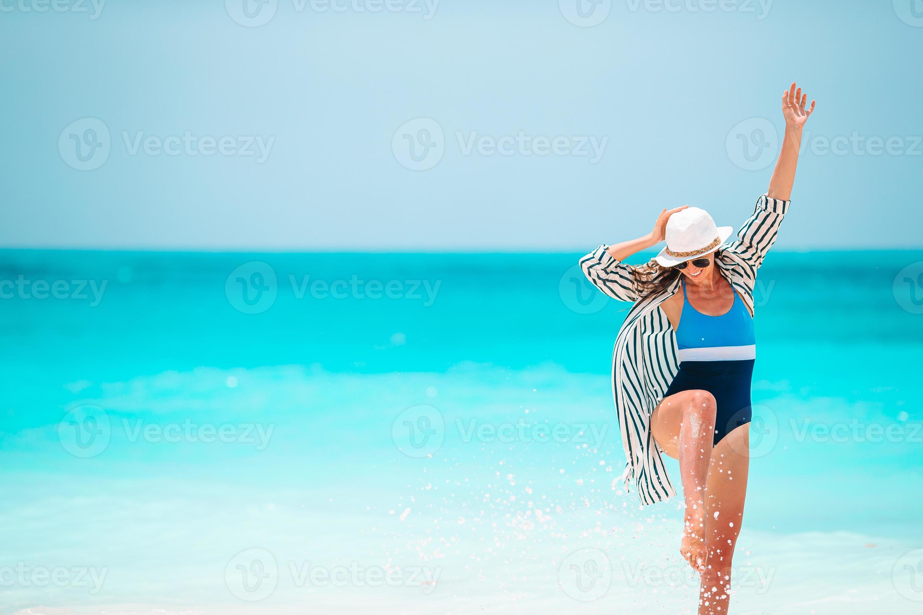 jeune femme heureuse en maillot de bain sur la plage blanche 18064108 Photo  de stock chez Vecteezy