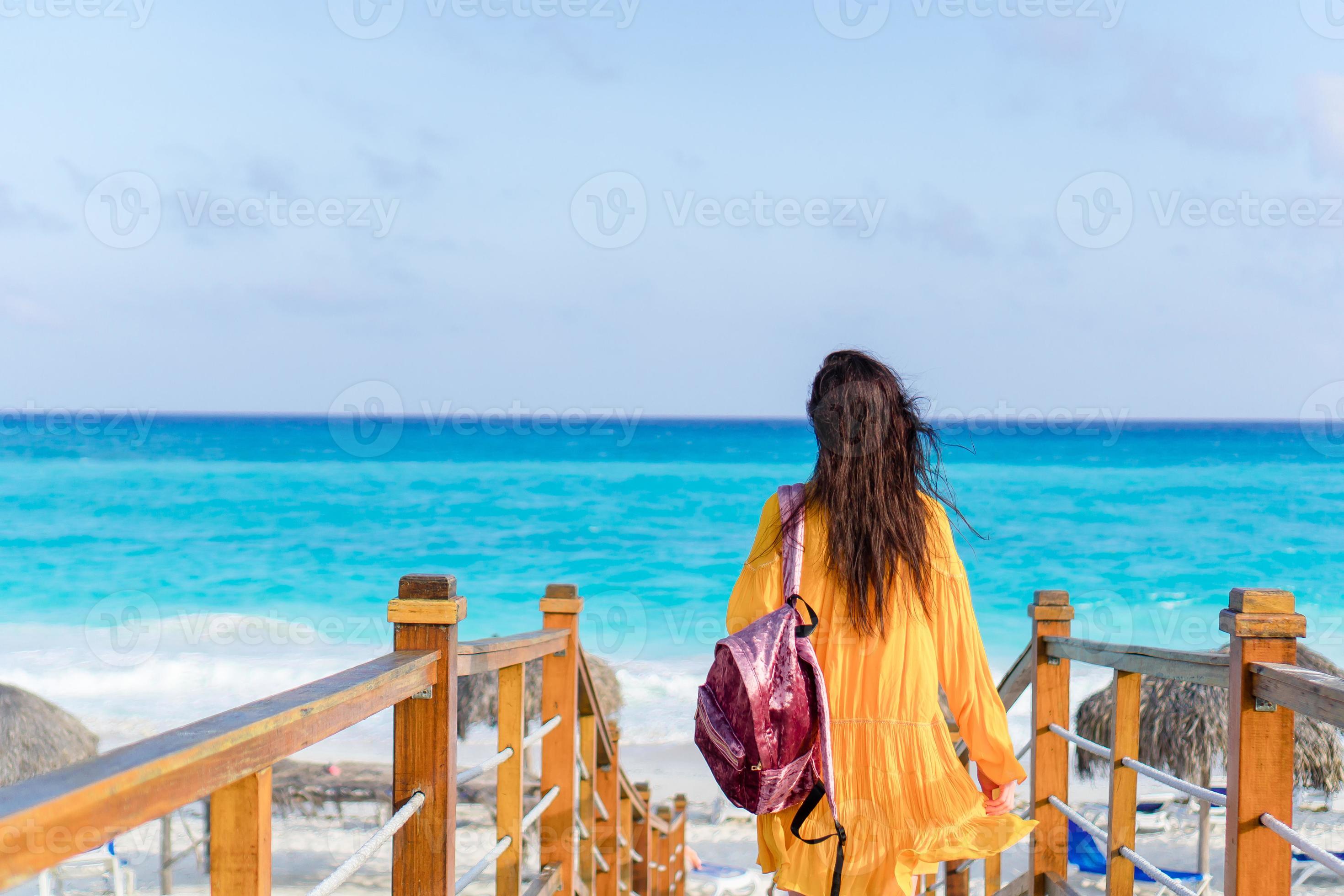 jeune femme heureuse en maillot de bain sur la plage blanche 18064108 Photo  de stock chez Vecteezy