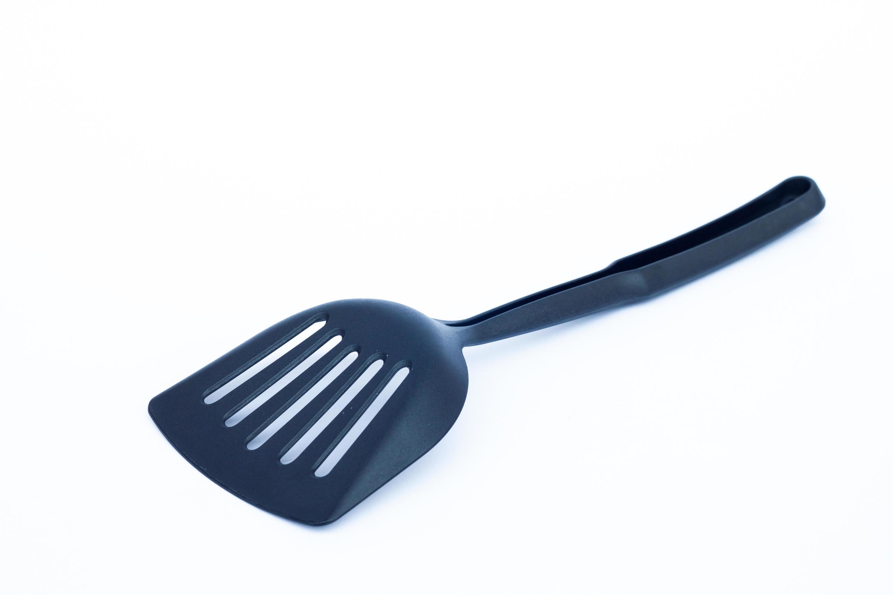 Spatule De Cuisine En Plastique Noir Isolée.