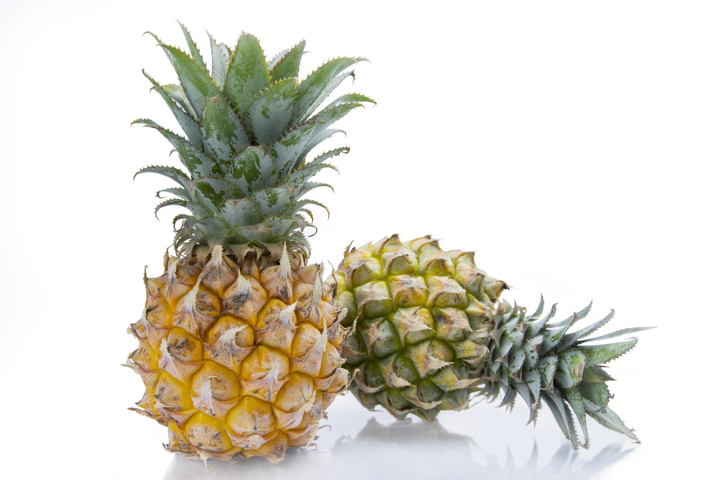 deux fruits d'ananas photo