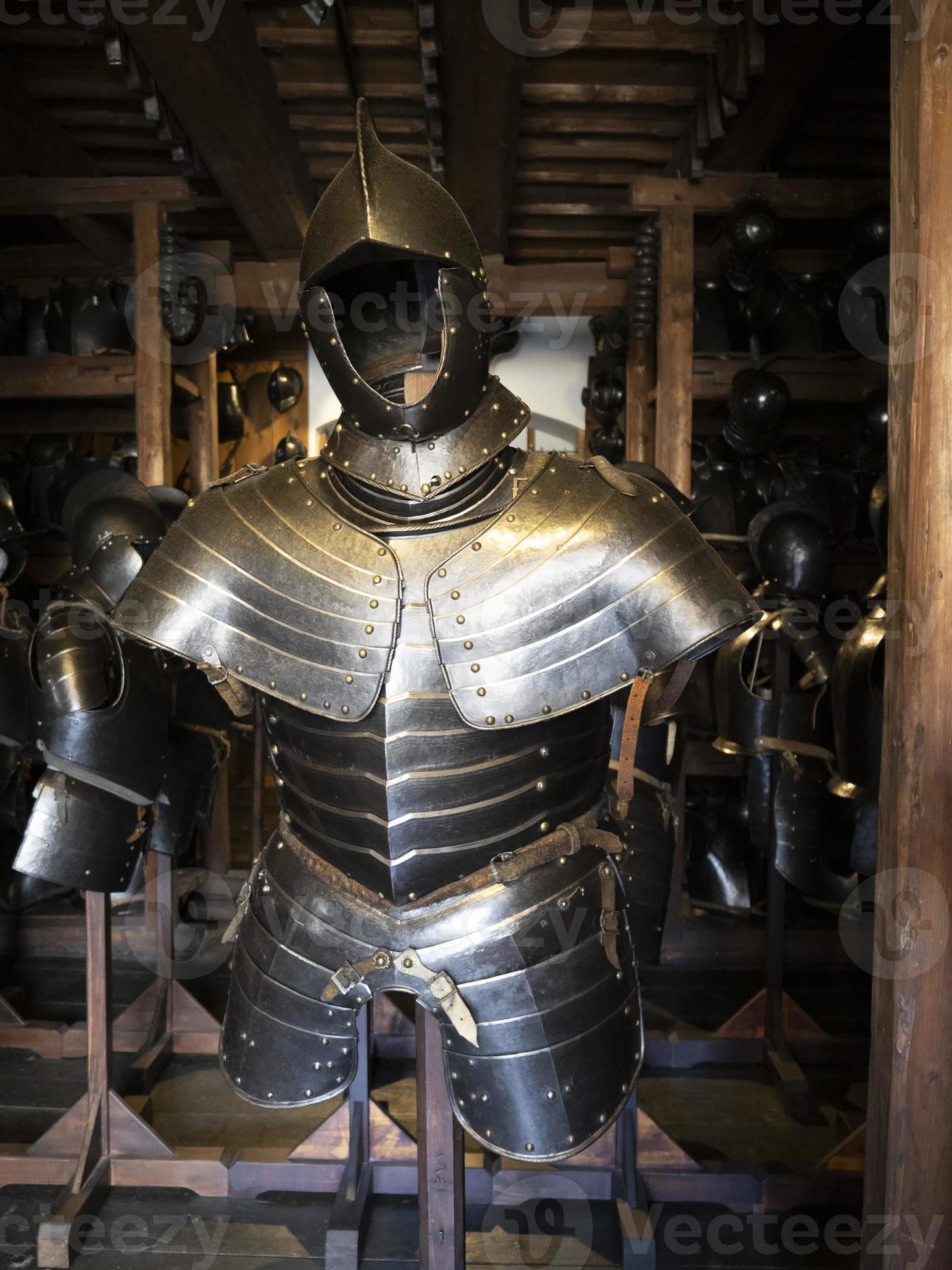 de nombreuses armures médiévales en métal de fer 18750434 Photo de stock  chez Vecteezy