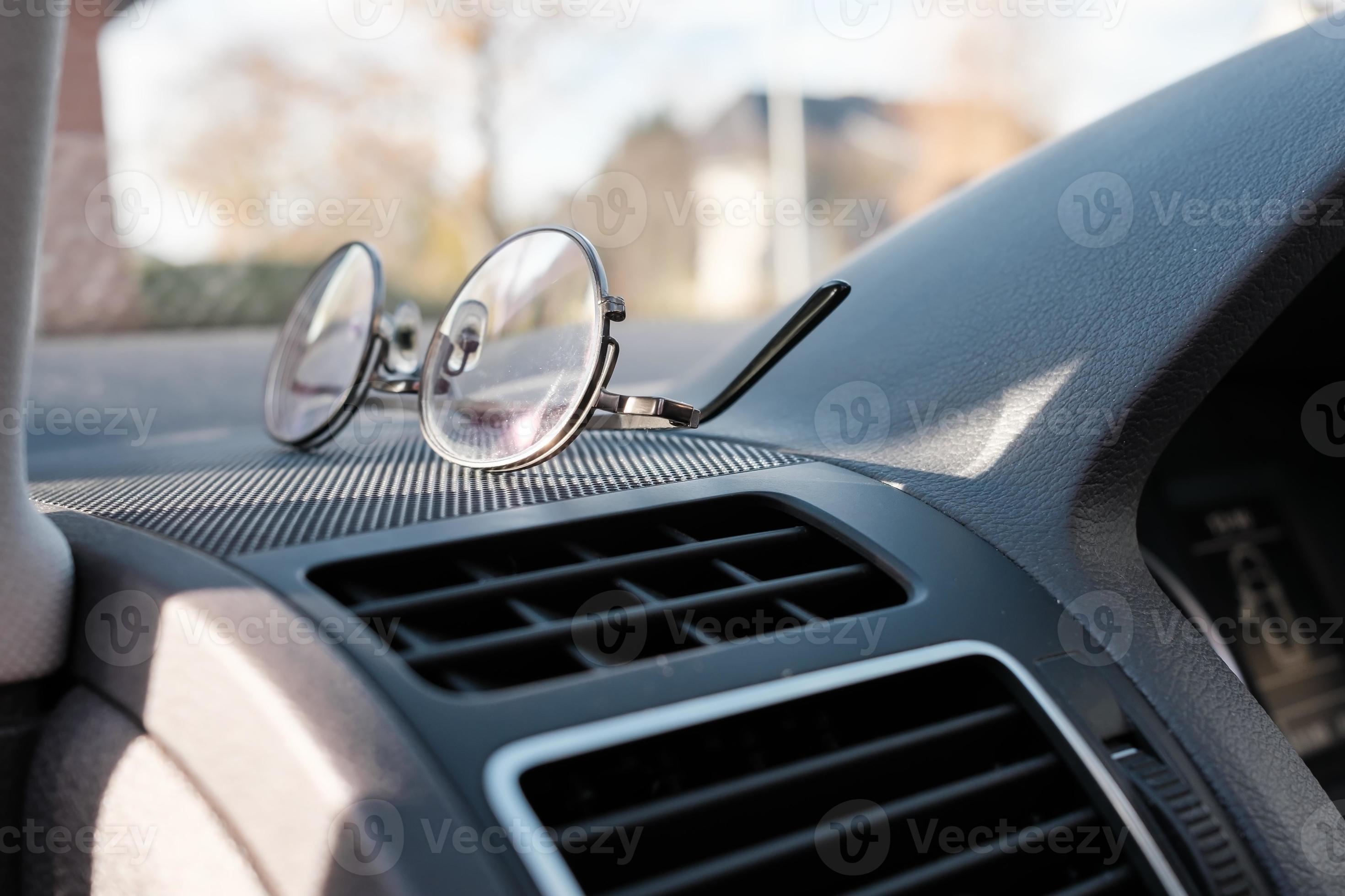 lunettes sur le tableau de bord d'une voiture. accessoire pour les  conducteurs ayant des problèmes de vision. notion de sécurité routière.  18775015 Photo de stock chez Vecteezy