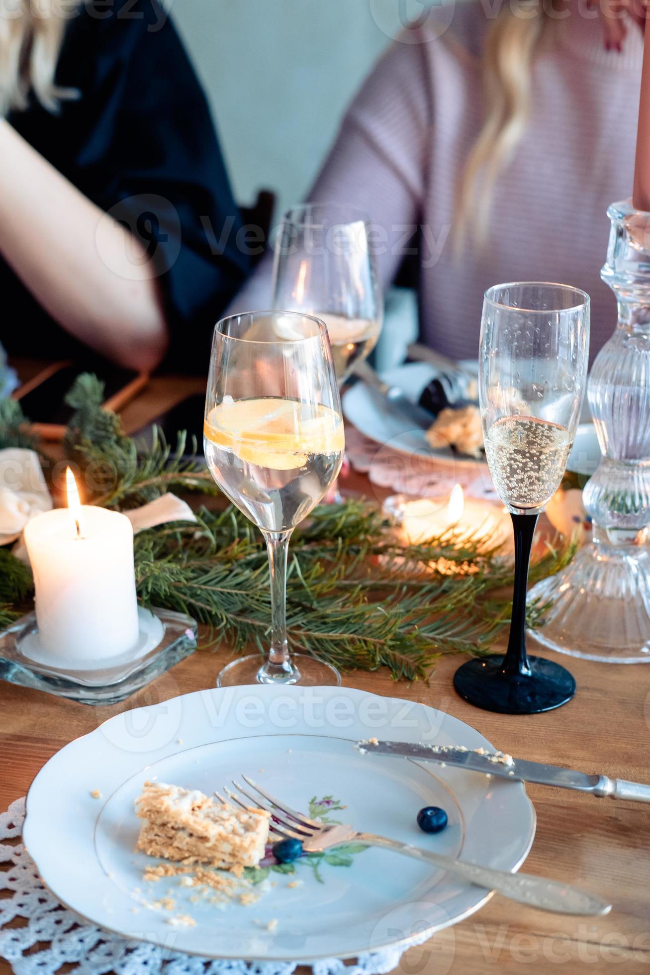 deux verres d'alcool sur la table du nouvel an. une coupe de