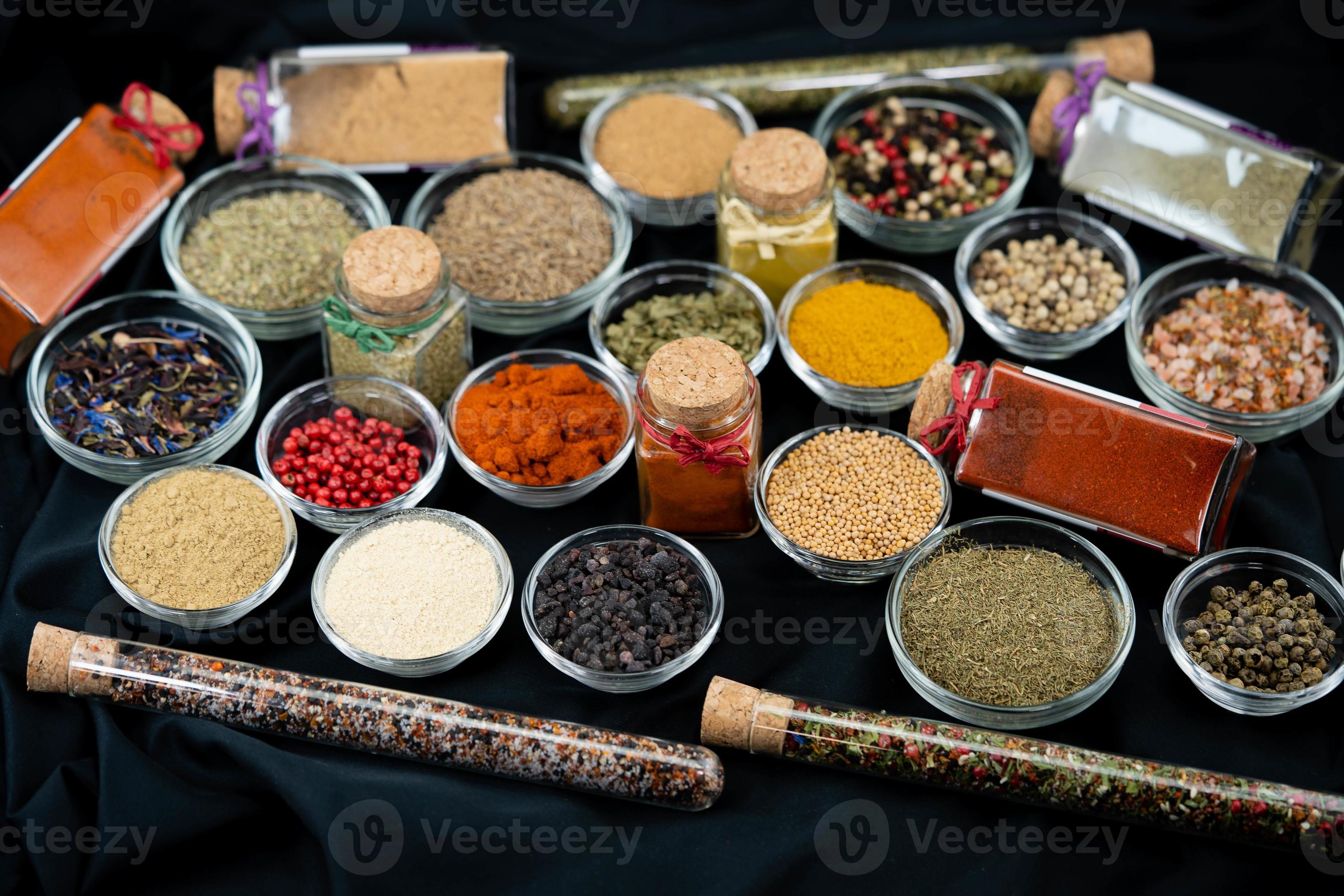 un mélange d'herbes et d'épices du monde entier 18793828 Photo de stock  chez Vecteezy