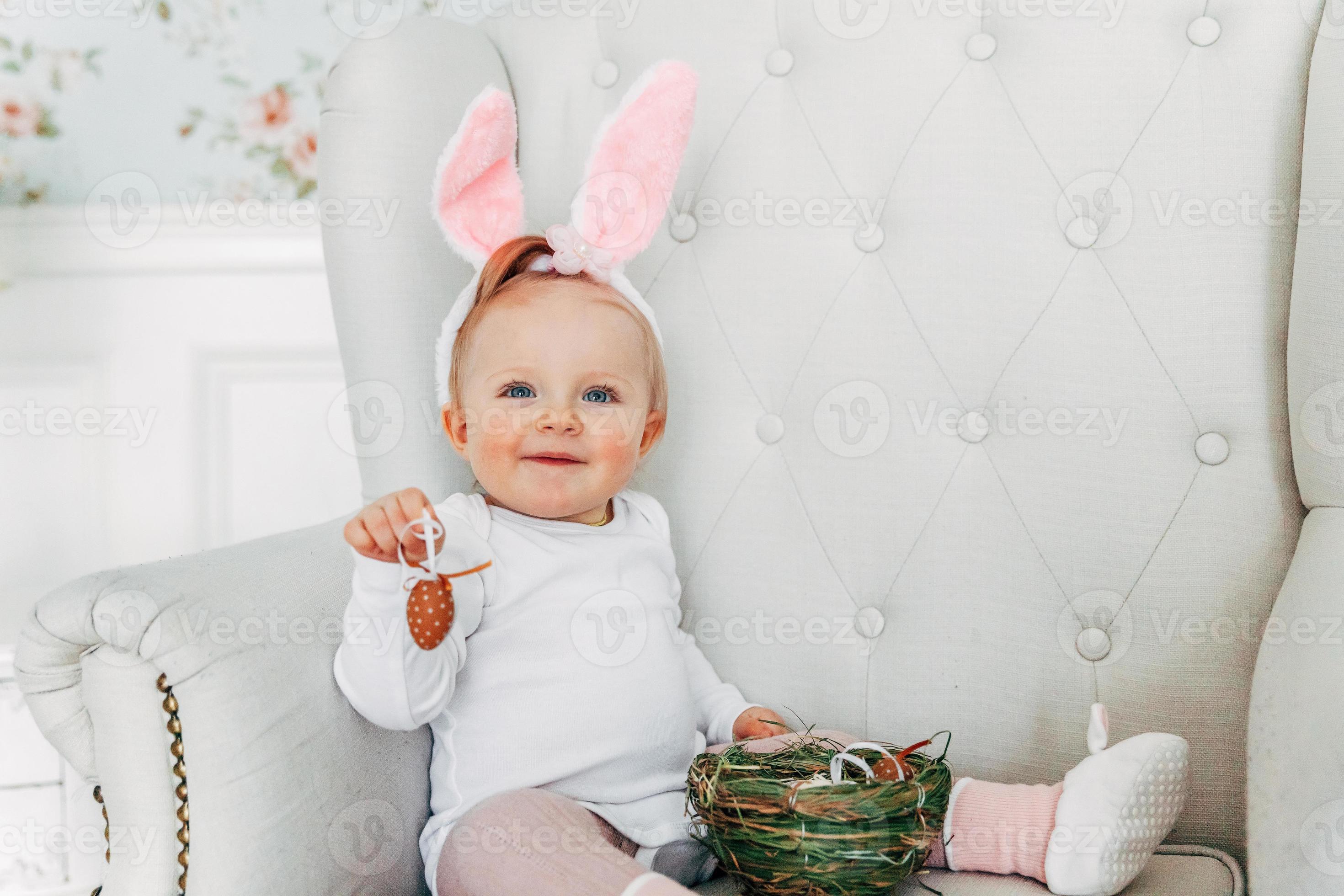 petite fille enfant portant des oreilles de lapin le jour de pâques et  jouant avec des oeufs peints 18842324 Photo de stock chez Vecteezy