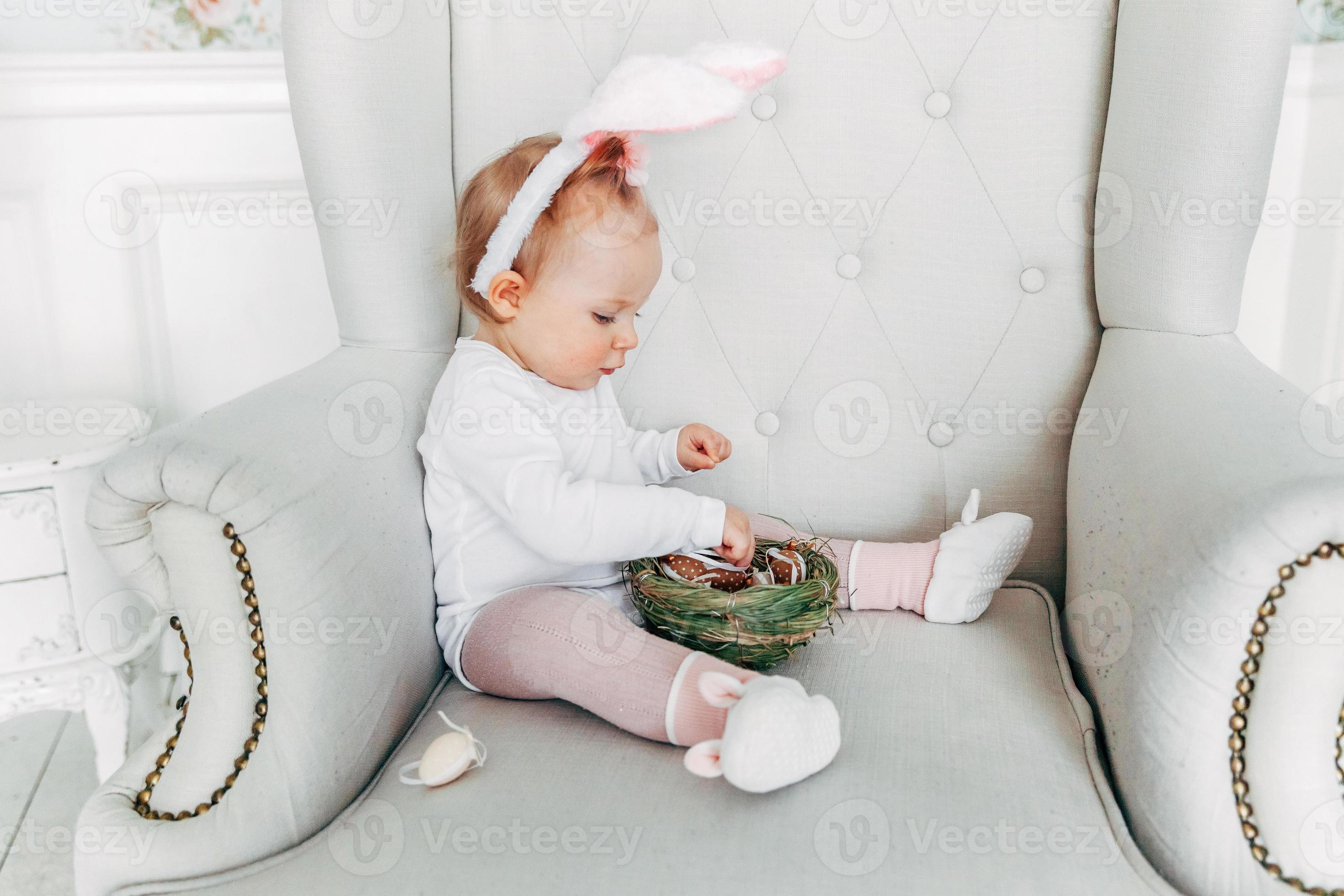 petite fille enfant portant des oreilles de lapin le jour de pâques et  jouant avec des oeufs peints 18842324 Photo de stock chez Vecteezy