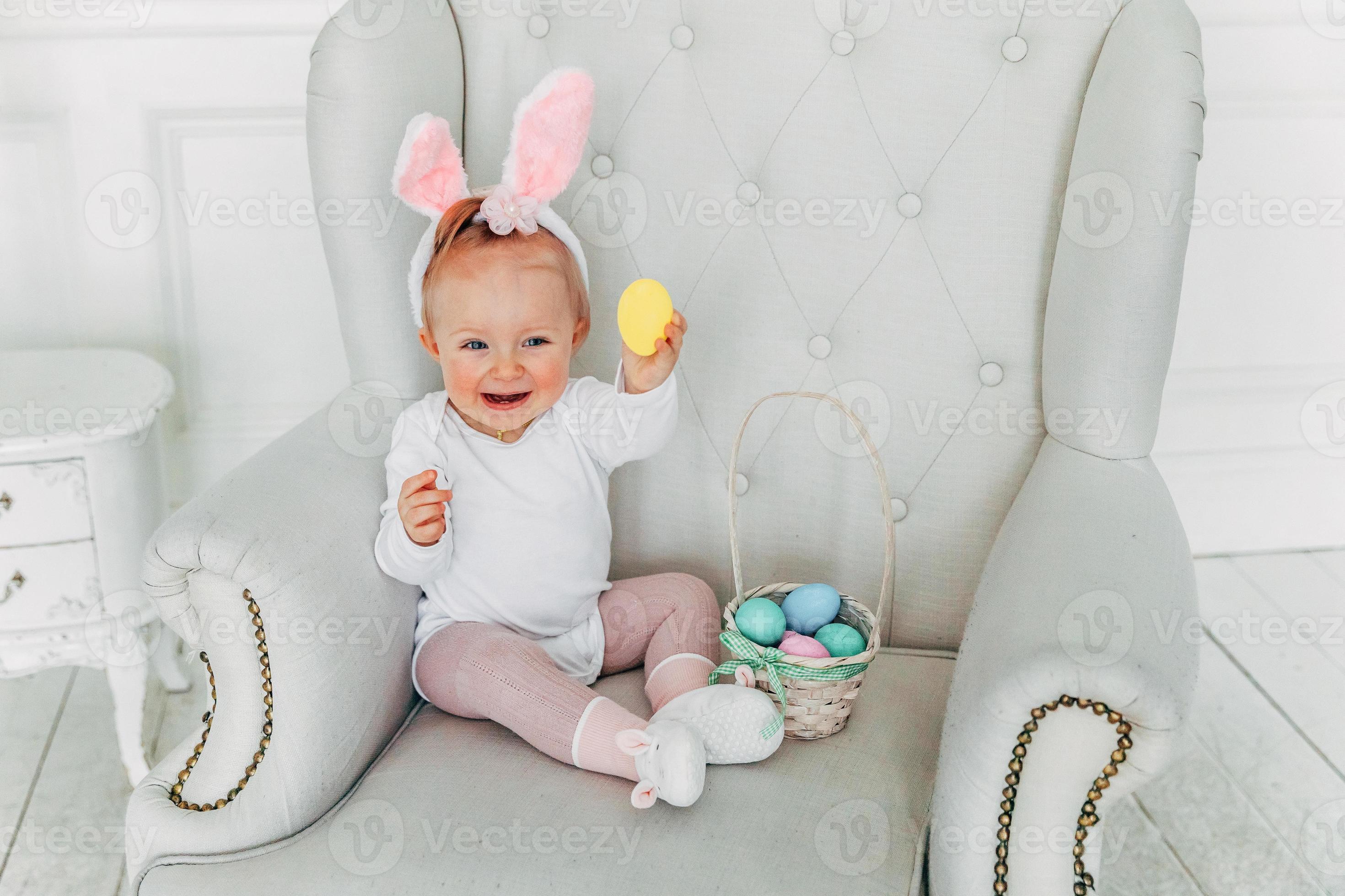 petite fille enfant portant des oreilles de lapin le jour de pâques et  jouant avec des oeufs peints 18842324 Photo de stock chez Vecteezy