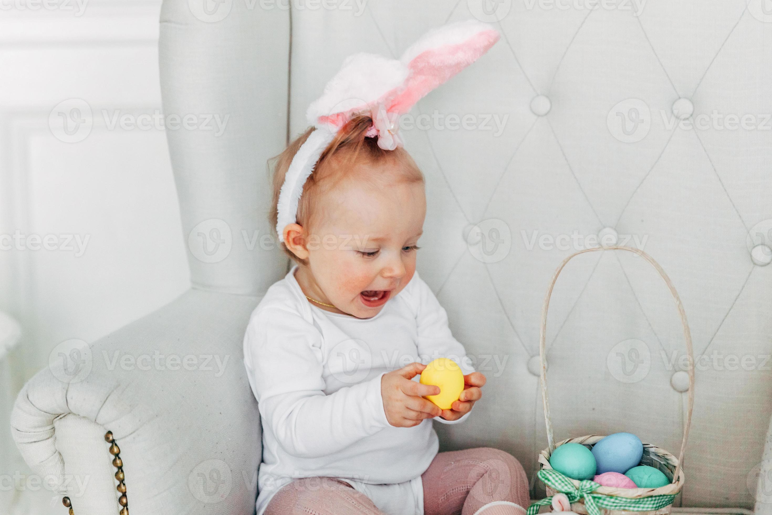 petite fille enfant portant des oreilles de lapin le jour de pâques et  jouant avec des oeufs peints 18842428 Photo de stock chez Vecteezy