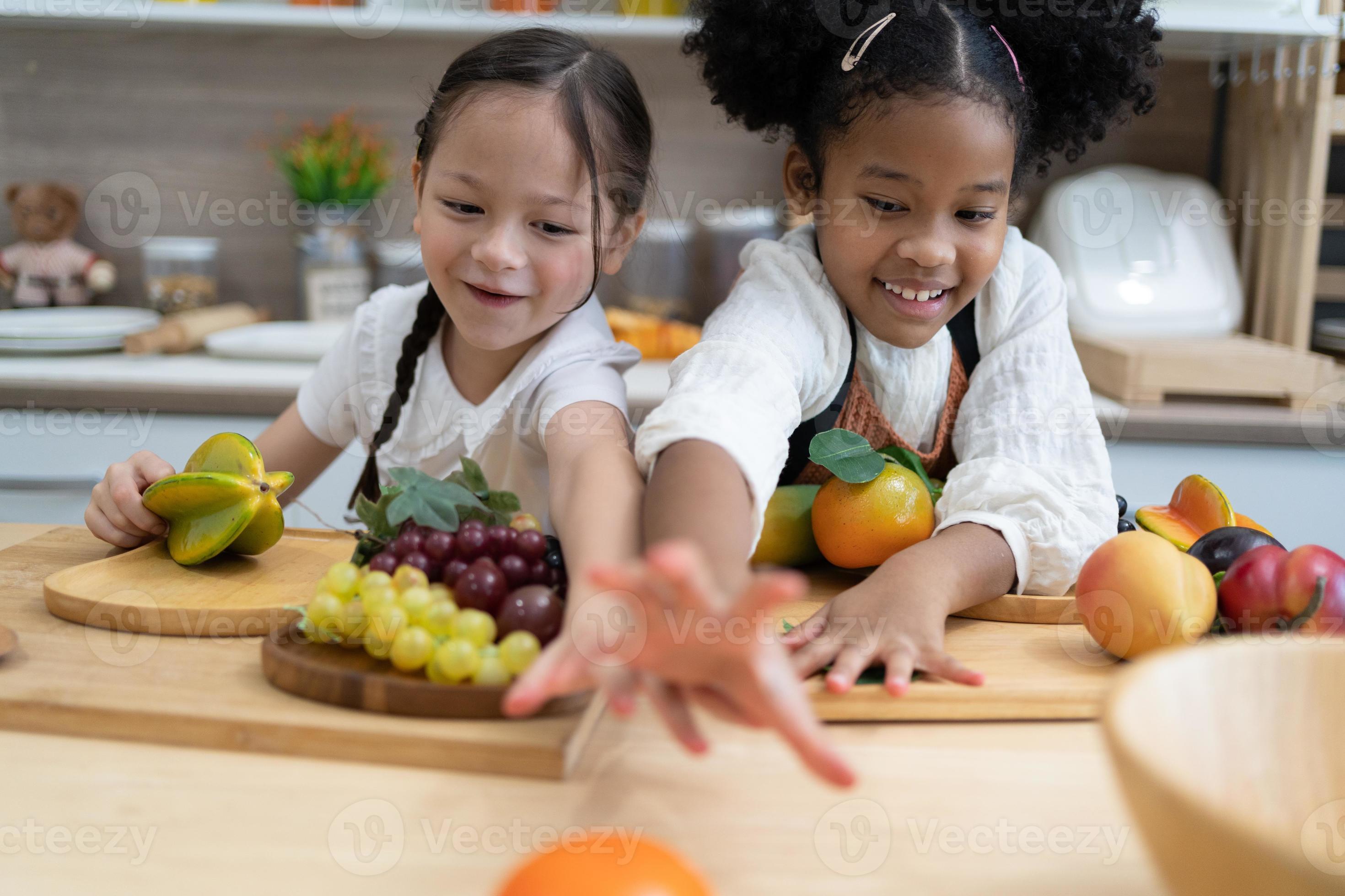 l'enfant joue aux fruits. enfants allongés sur la cuisine de jouets. jeux