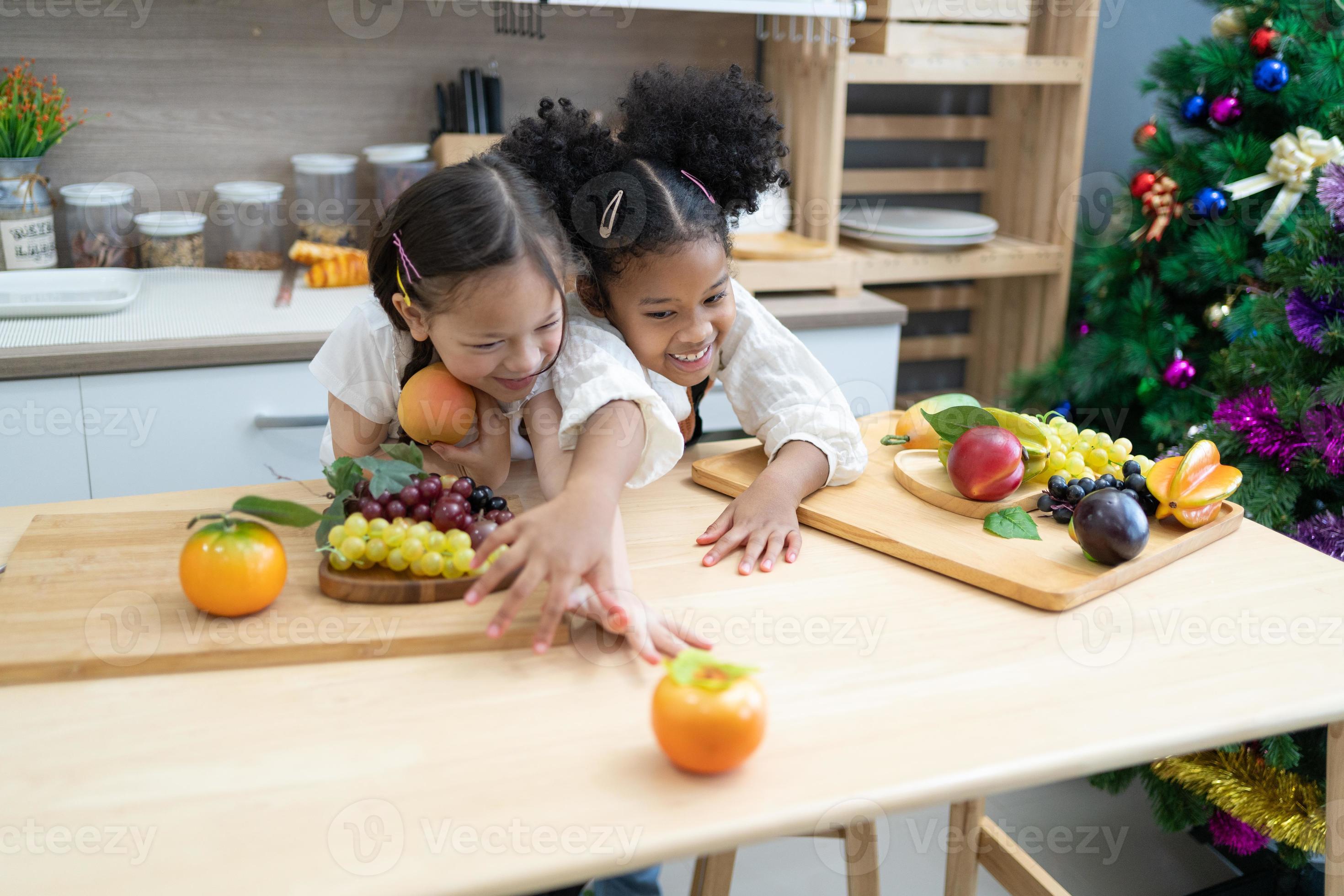 l'enfant joue aux fruits. enfants allongés sur la cuisine de