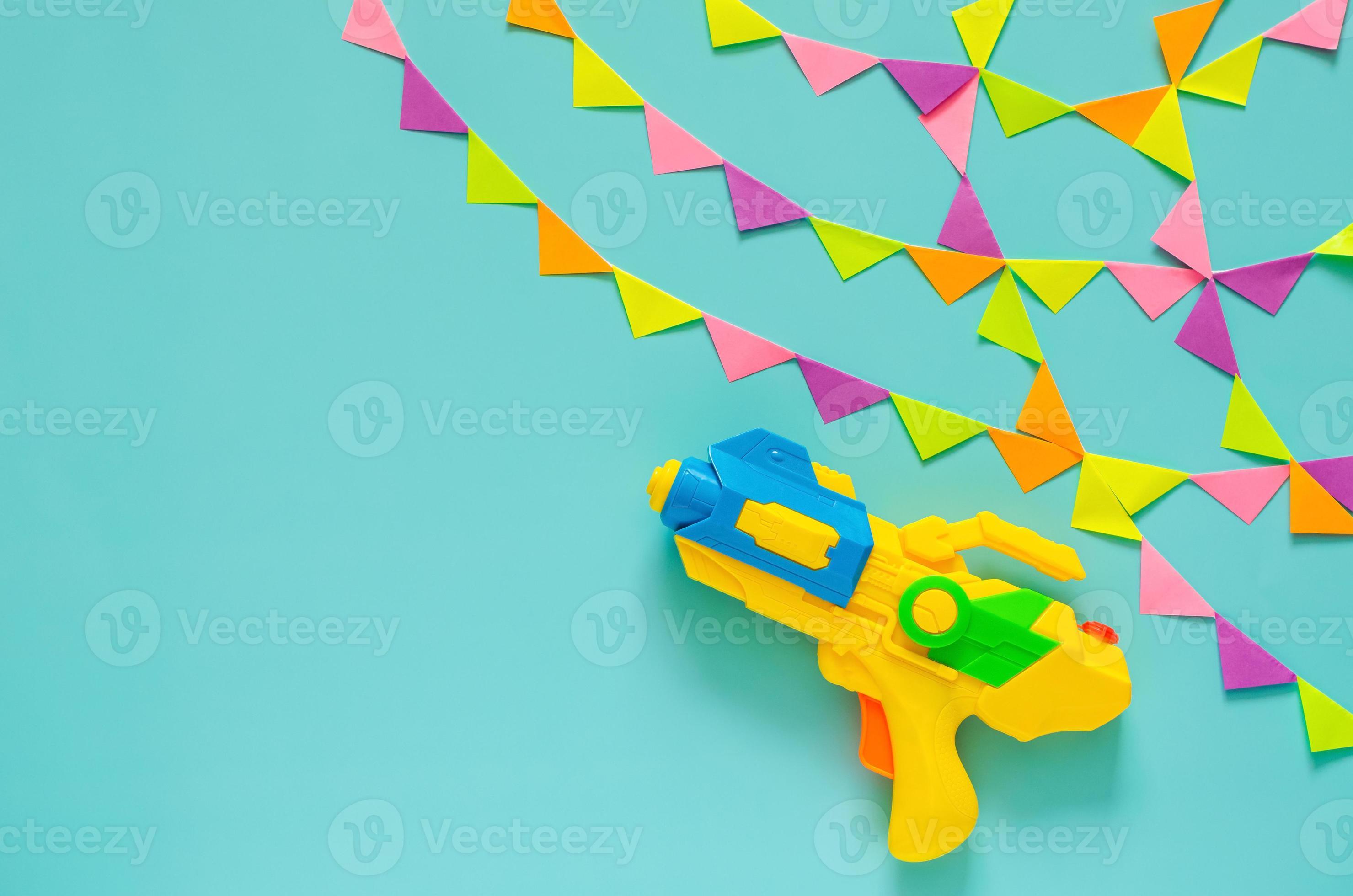 pistolet à eau avec drapeau de fête coloré pour la célébration du festival  de songkran sur fond de couleur bleue. concept de vacances minimal.  18919152 Photo de stock chez Vecteezy