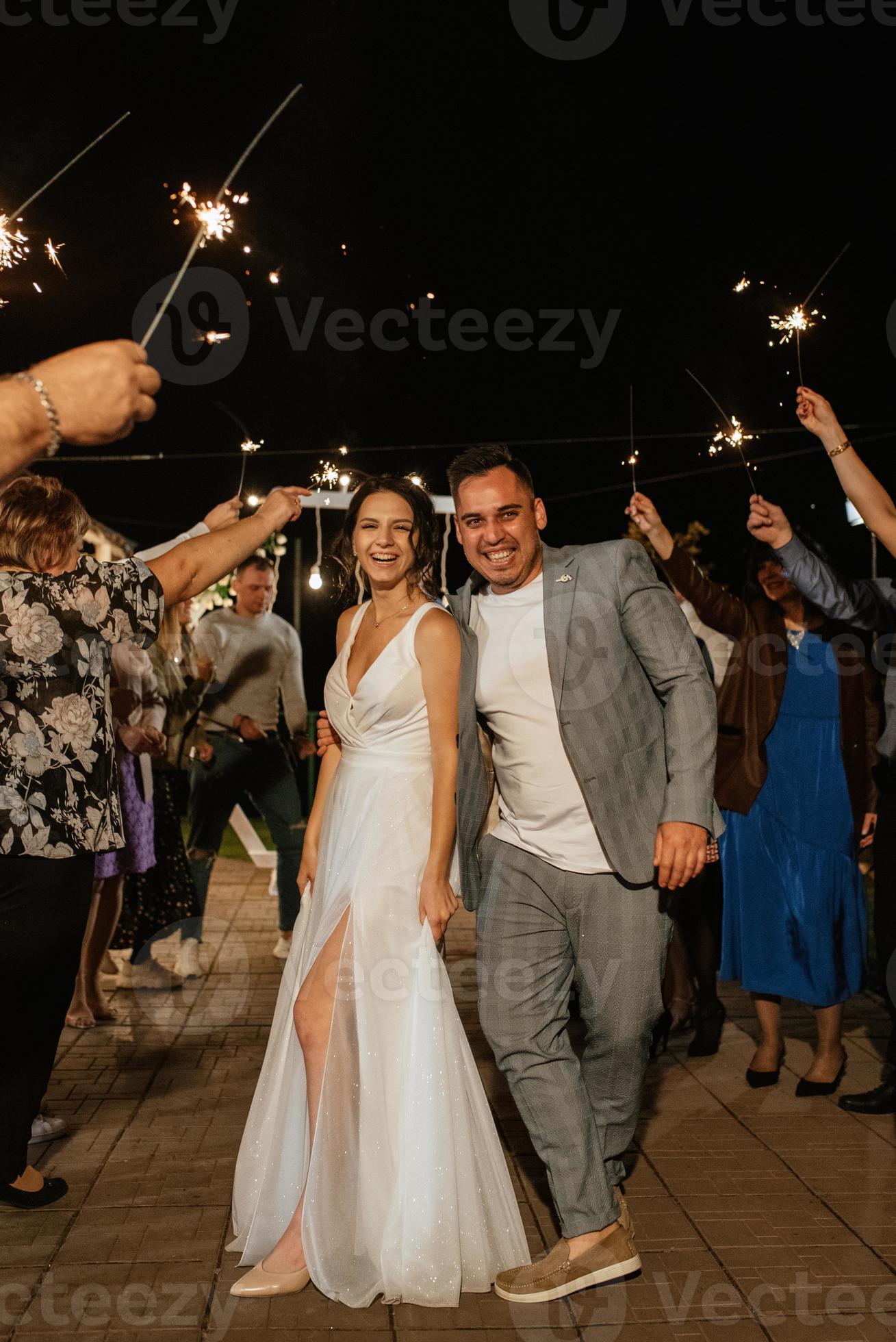 jeunes mariés à un mariage de cierges magiques 18920946 Photo de stock chez  Vecteezy