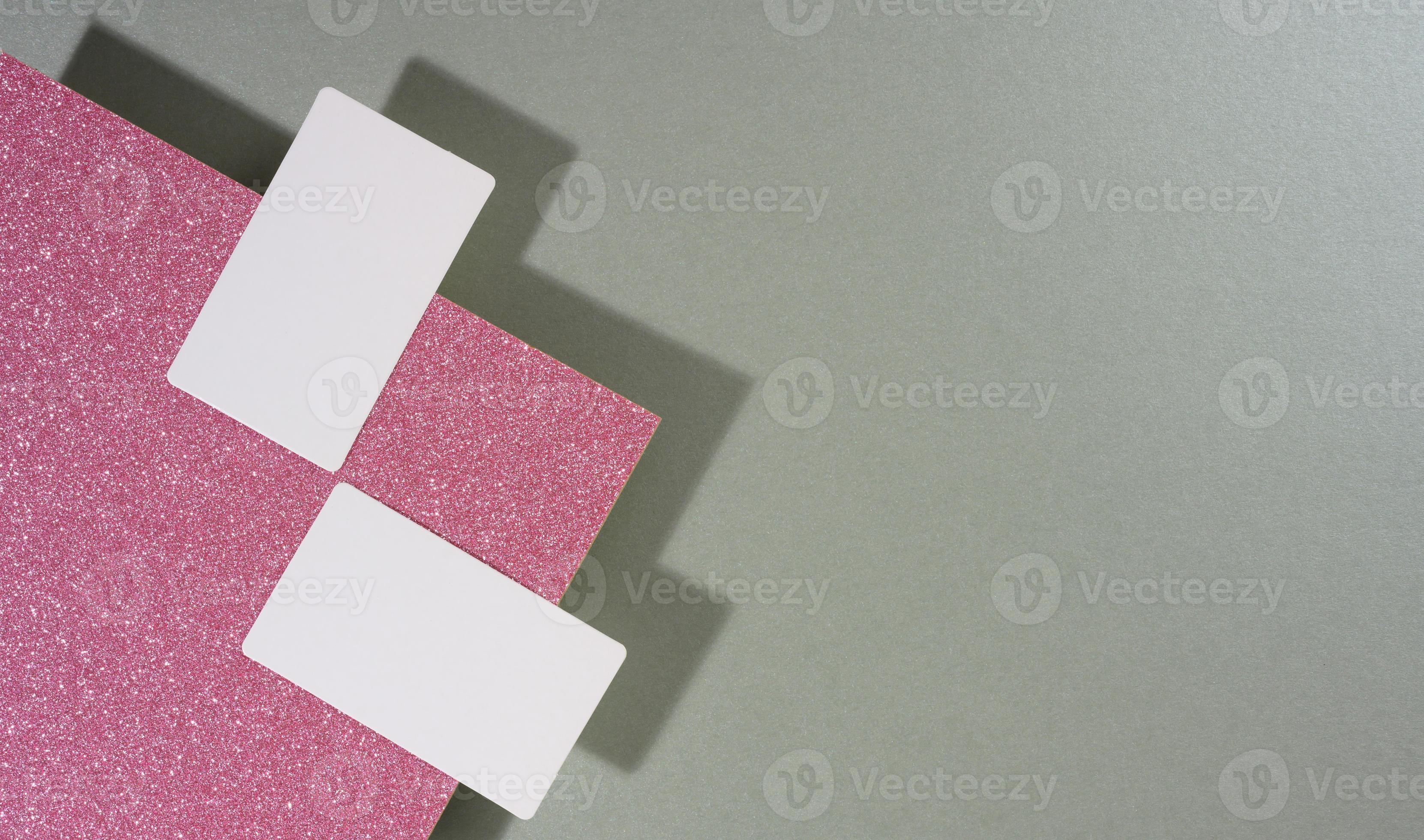 carte de visite rectangulaire blanche vierge sur fond gris créatif à partir  de feuilles de papier avec ombre 19033843 Photo de stock chez Vecteezy
