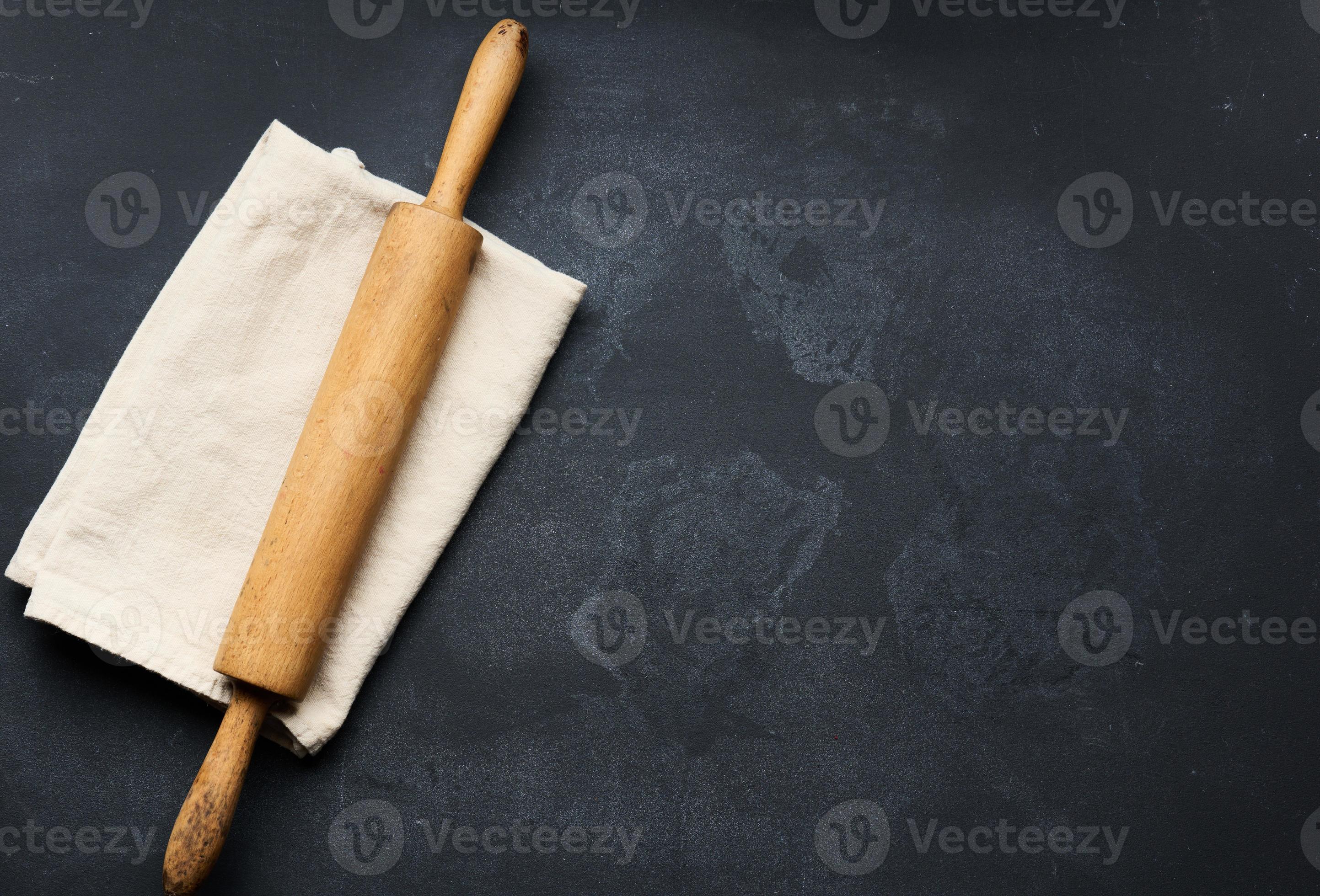 Roll out avec un rouleau à pâtisserie la pâte à biscuit sur le tapis de  cuisson Photo Stock - Alamy