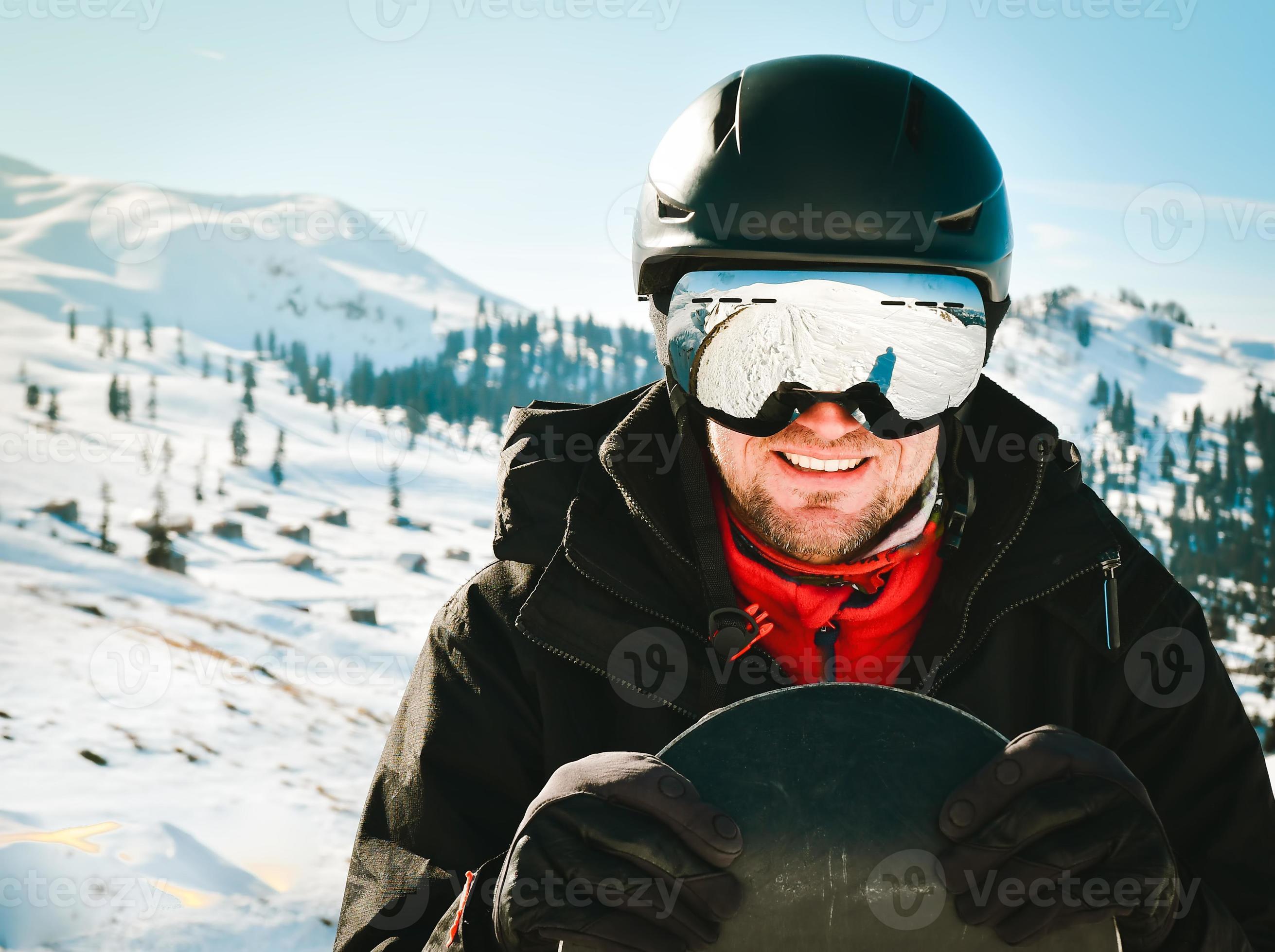 Gros Plan Des Lunettes De Ski D'un Homme Avec Le Reflet Des Montagnes  Enneigées