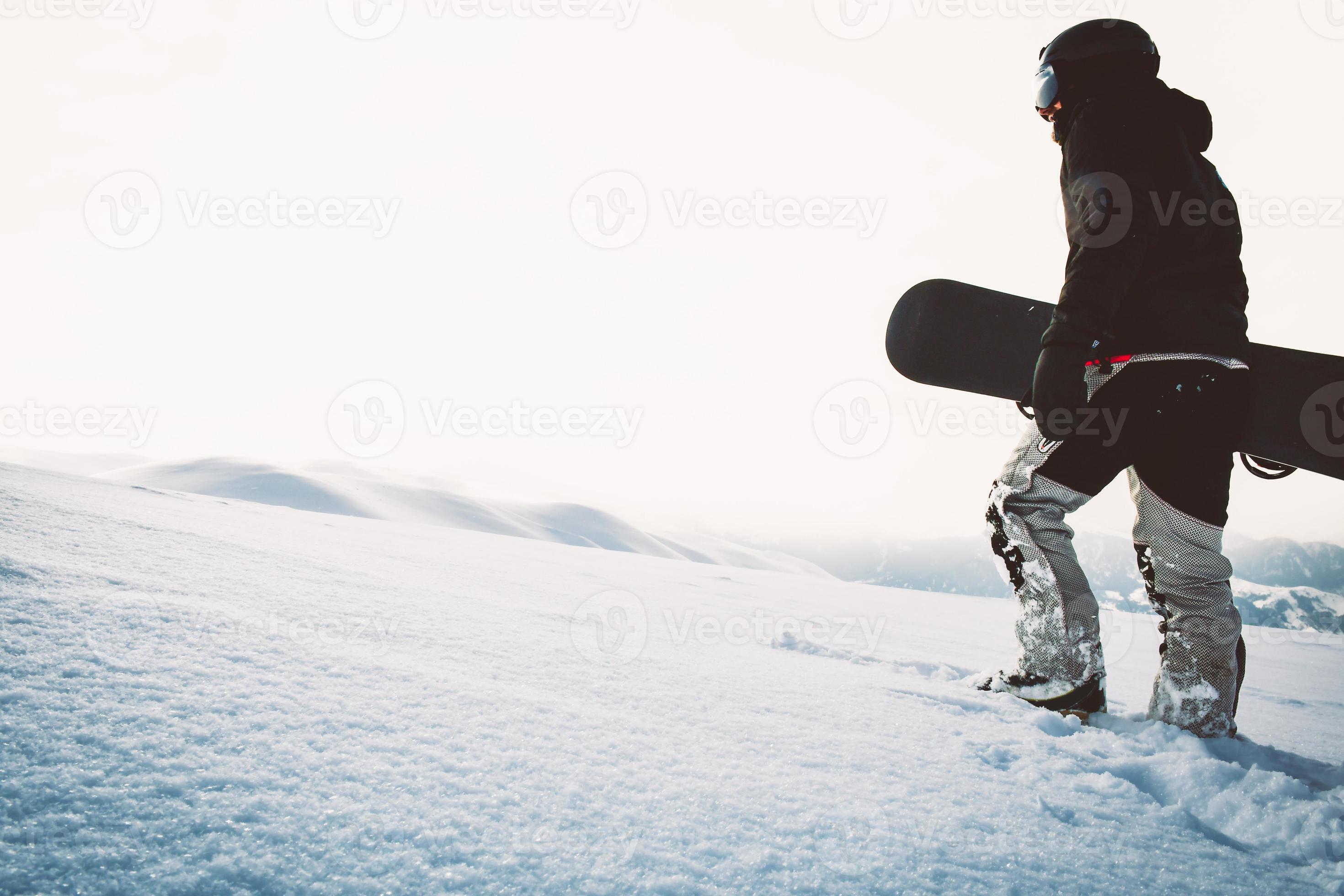 Homme à Lunettes De Soleil Tenant Le Snowboard