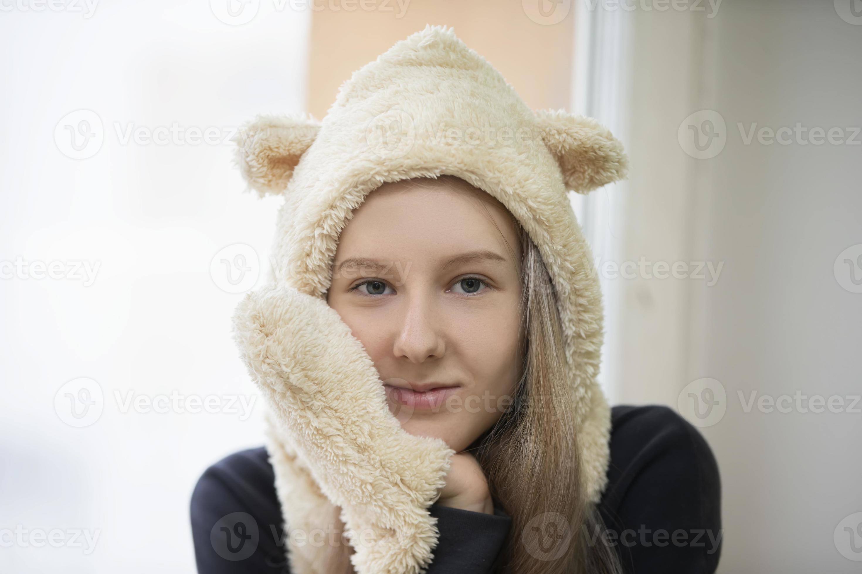 une adolescente dans un drôle de chapeau de fourrure avec des