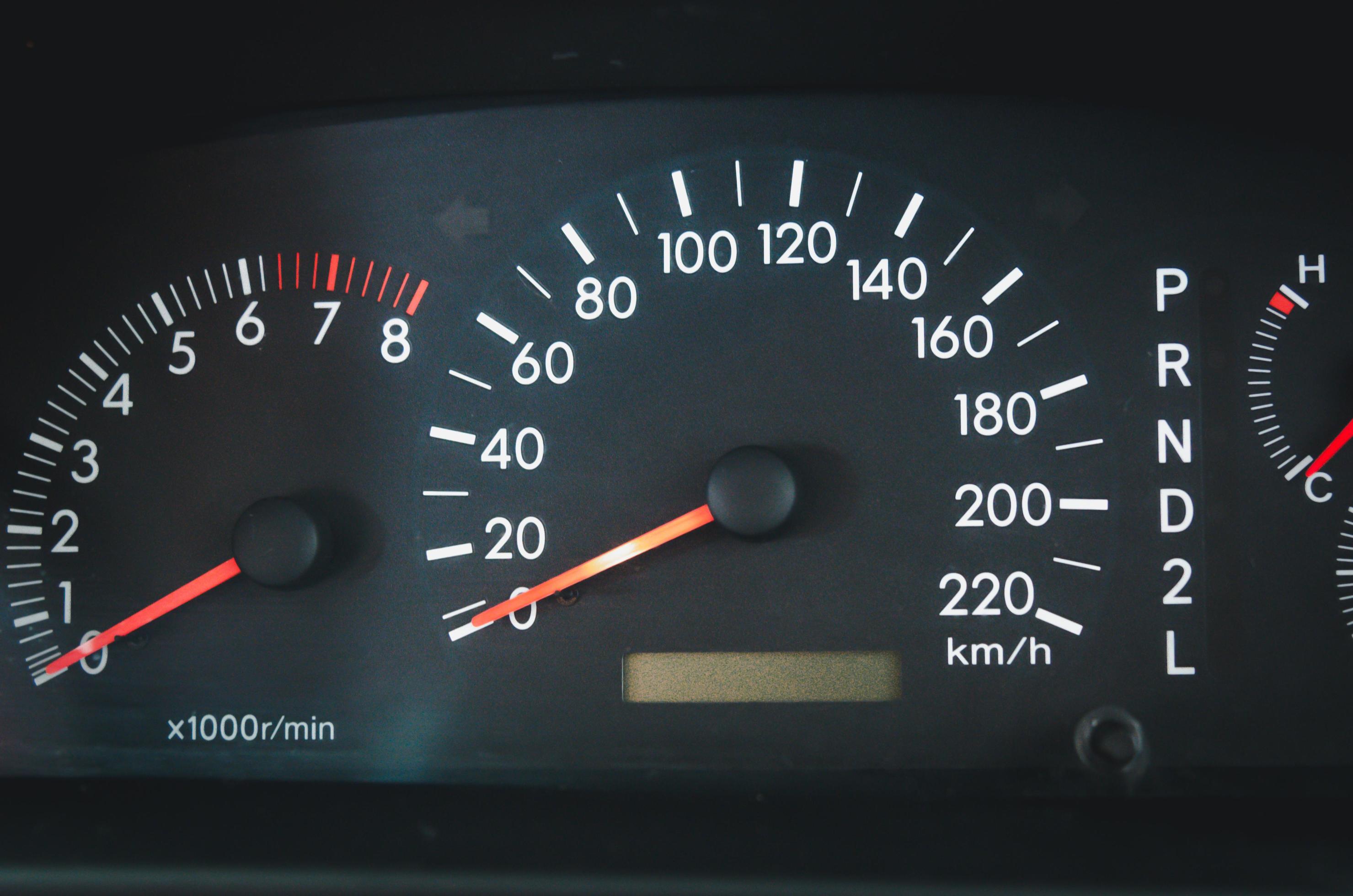 Illustration d'un compteur de vitesse dans le tableau de bord d