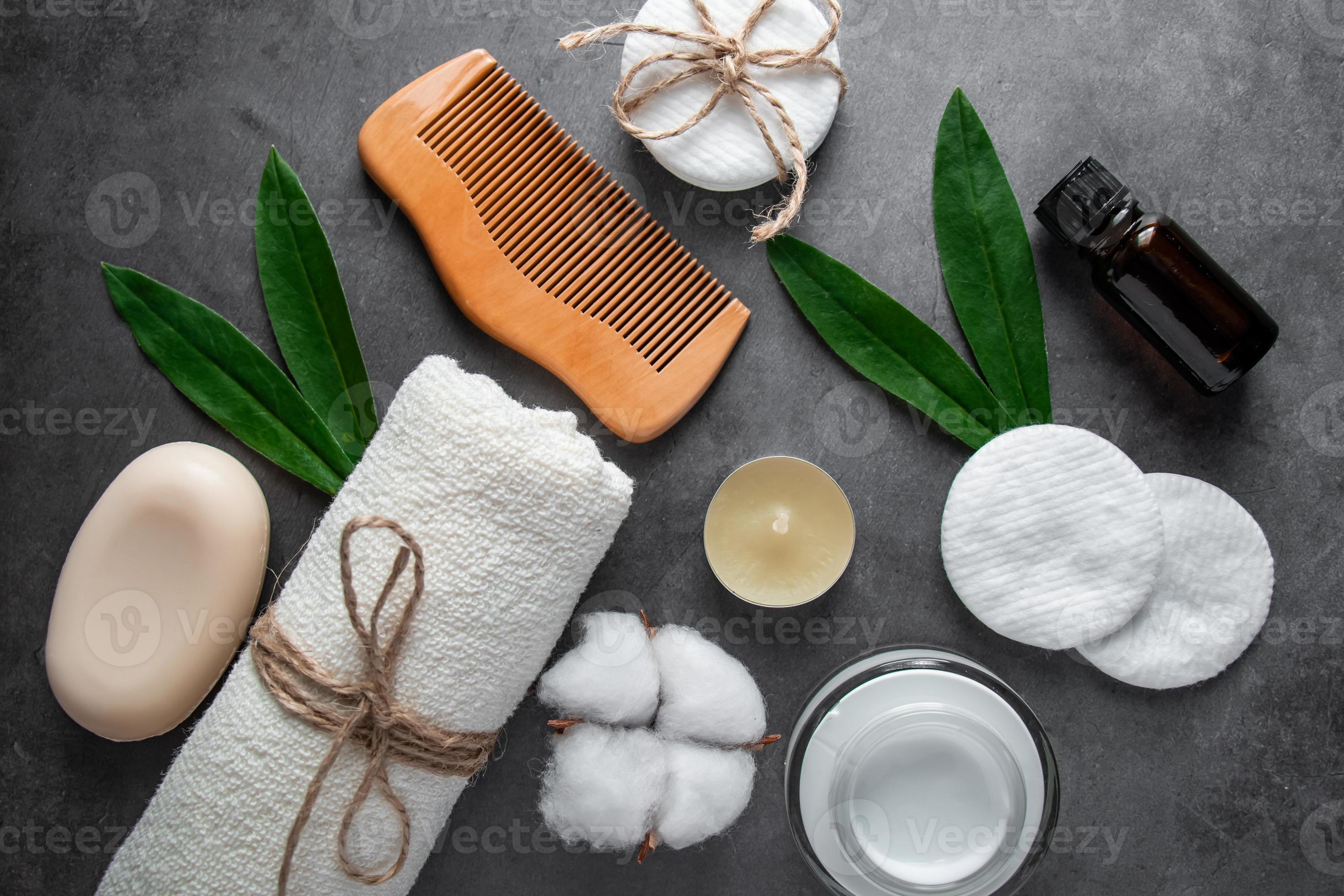 Accessoires De Spa Et De Bain Avec Sels De Bain Et Produits De Soins De  Beauté Sur Tableau Blanc. Présentation Du Concept De Bien-être Banque  D'Images et Photos Libres De Droits. Image