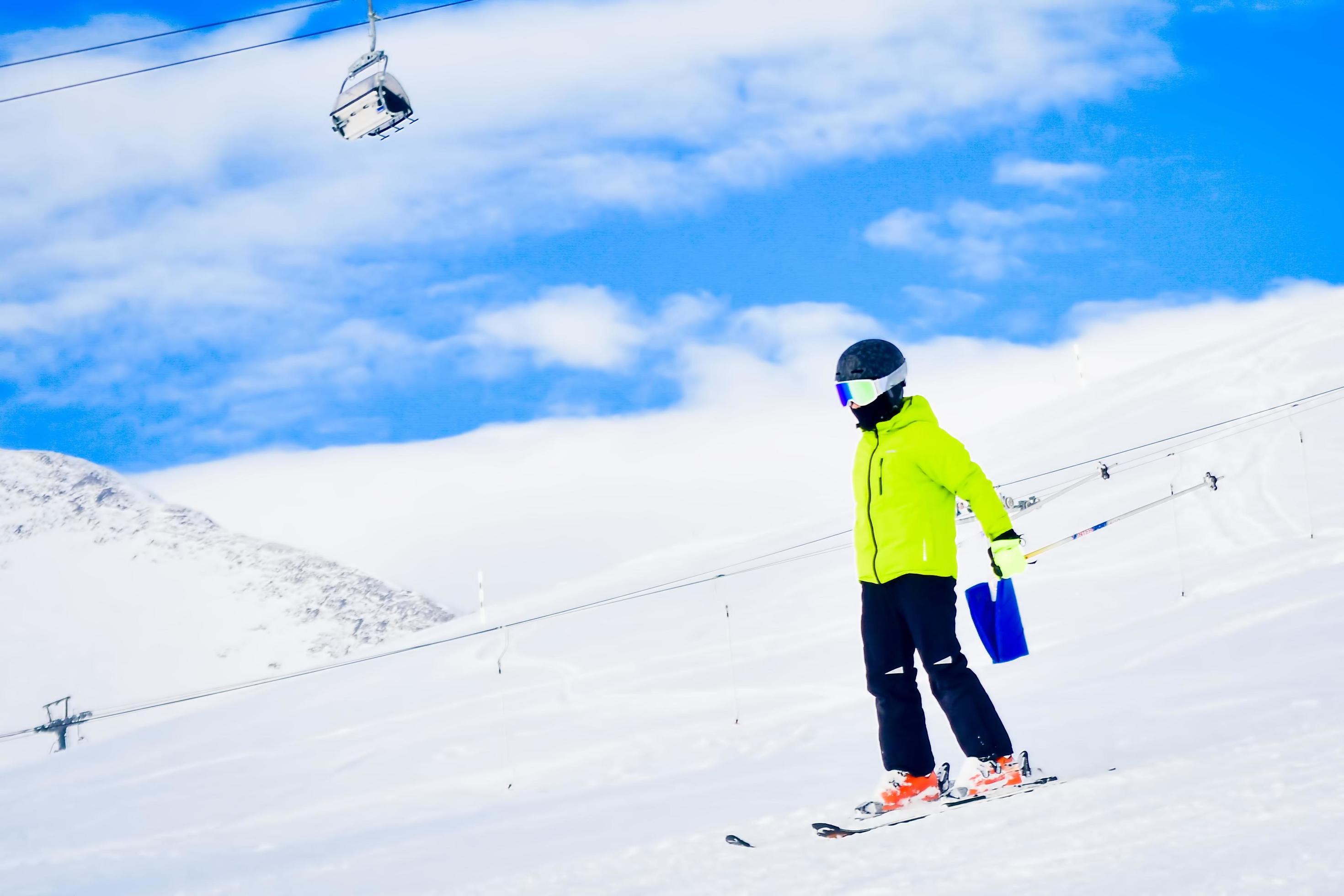 enfant skieur apprendre à ski utilisation spécial sangle derrière retour à  apprendre plus rapide ski Aidez-moi à apprendre concept.enfants vite  apprenants concept 19625181 Photo de stock chez Vecteezy