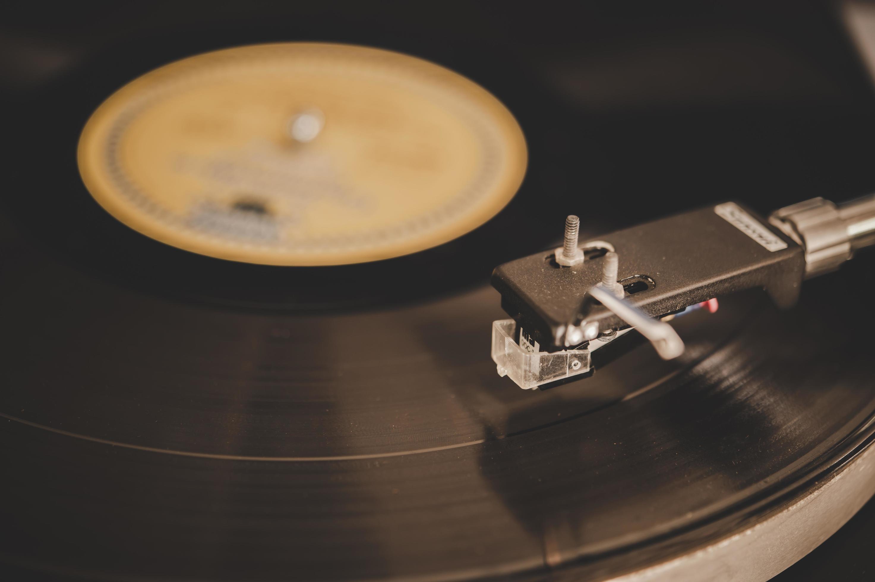 tourne-disque avec vinyle vintage 1990899 Photo de stock chez Vecteezy