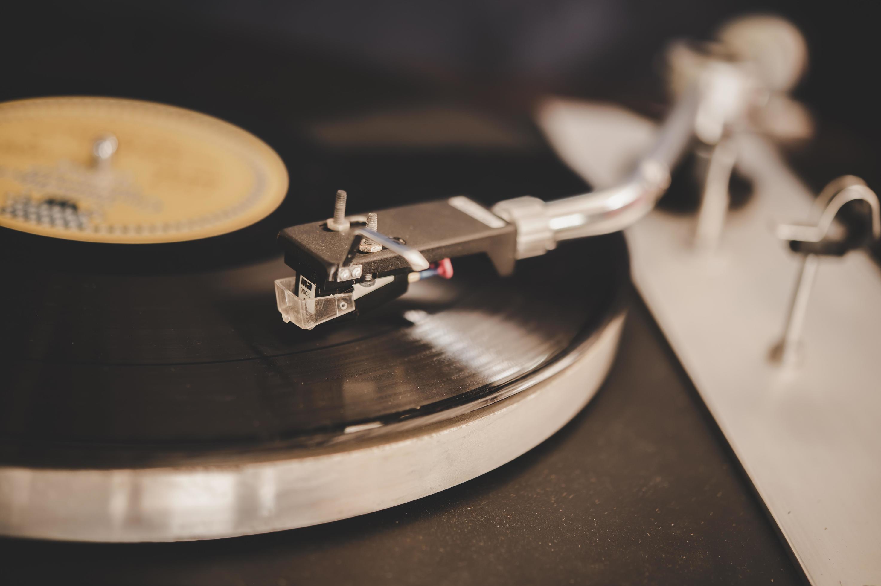 tourne-disque avec vinyle vintage 1990901 Photo de stock chez Vecteezy