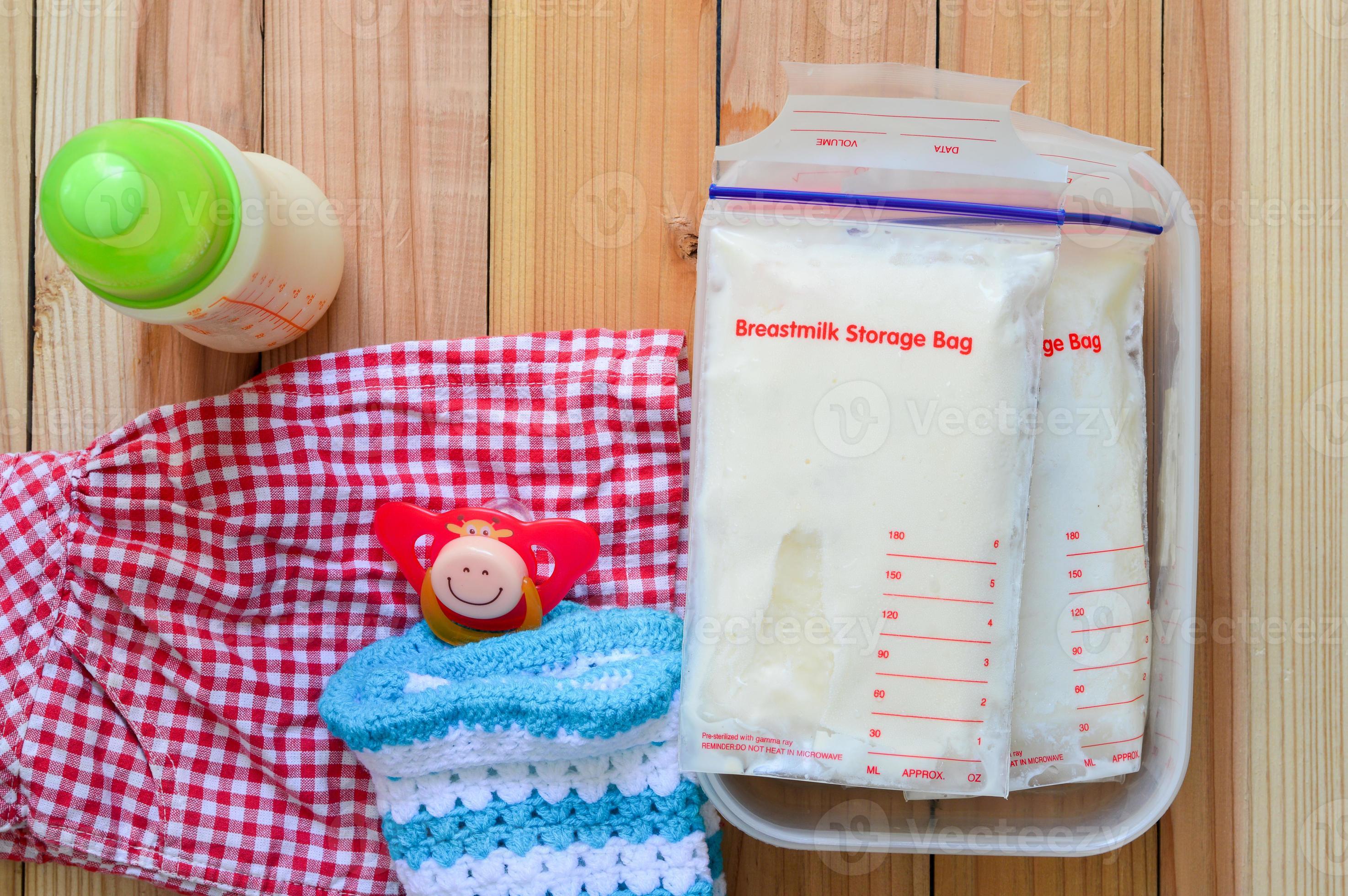 lait maternel congelé dans des sacs de conservation pour bébé 1995415 Photo  de stock chez Vecteezy