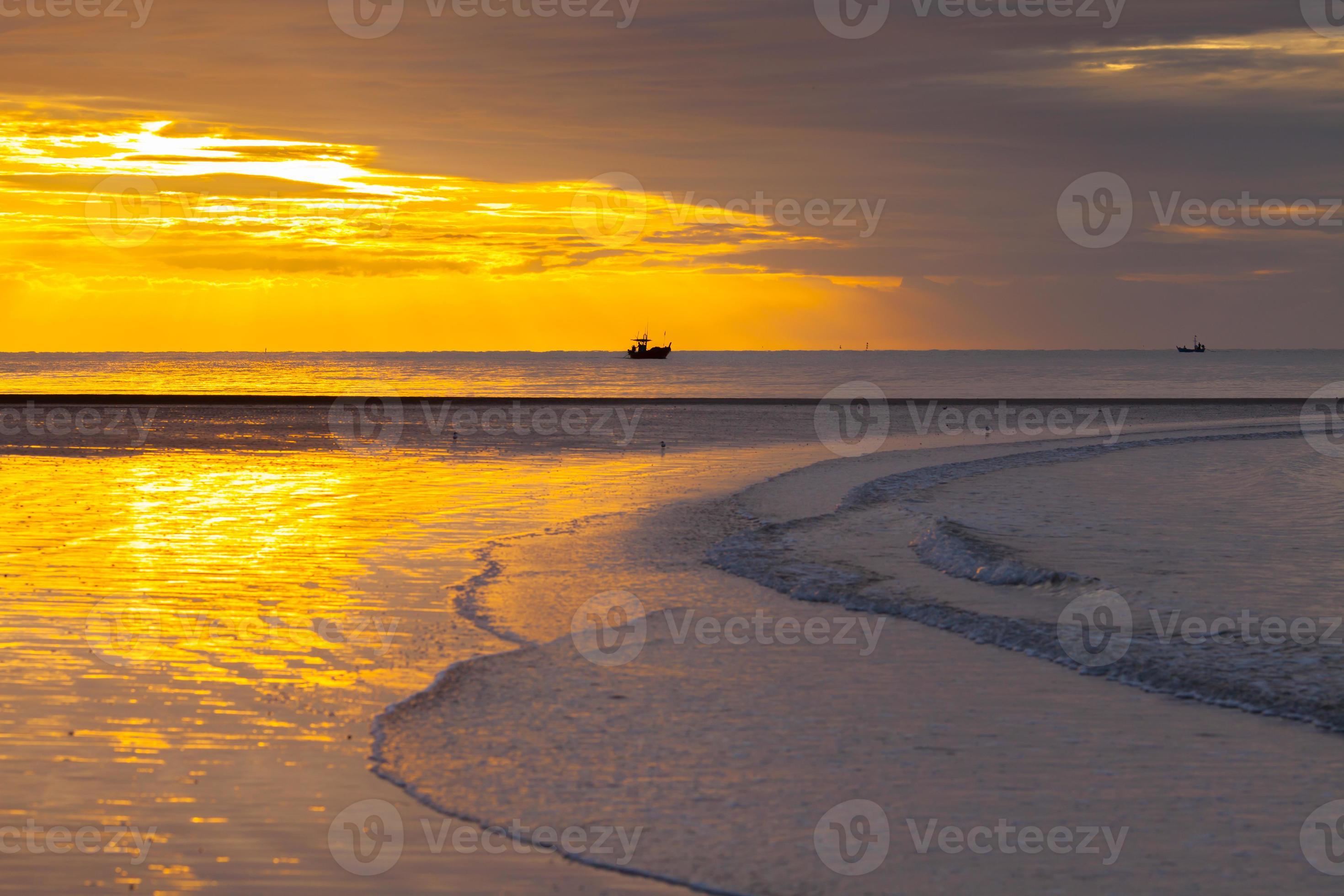 le lever du soleil est la réflexion sur une plage photo