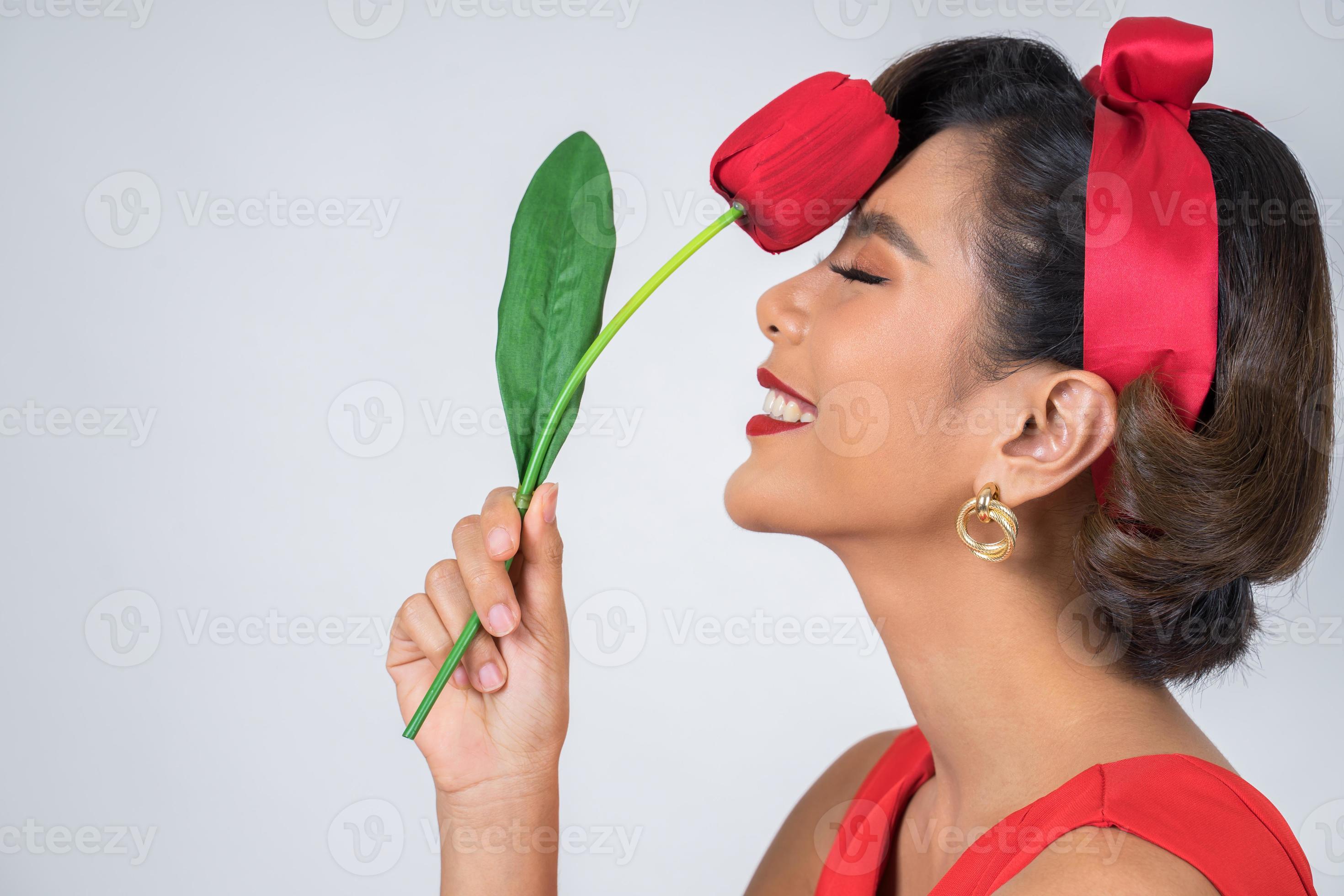 Portrait d'une belle femme avec des fleurs de tulipes rouges photo