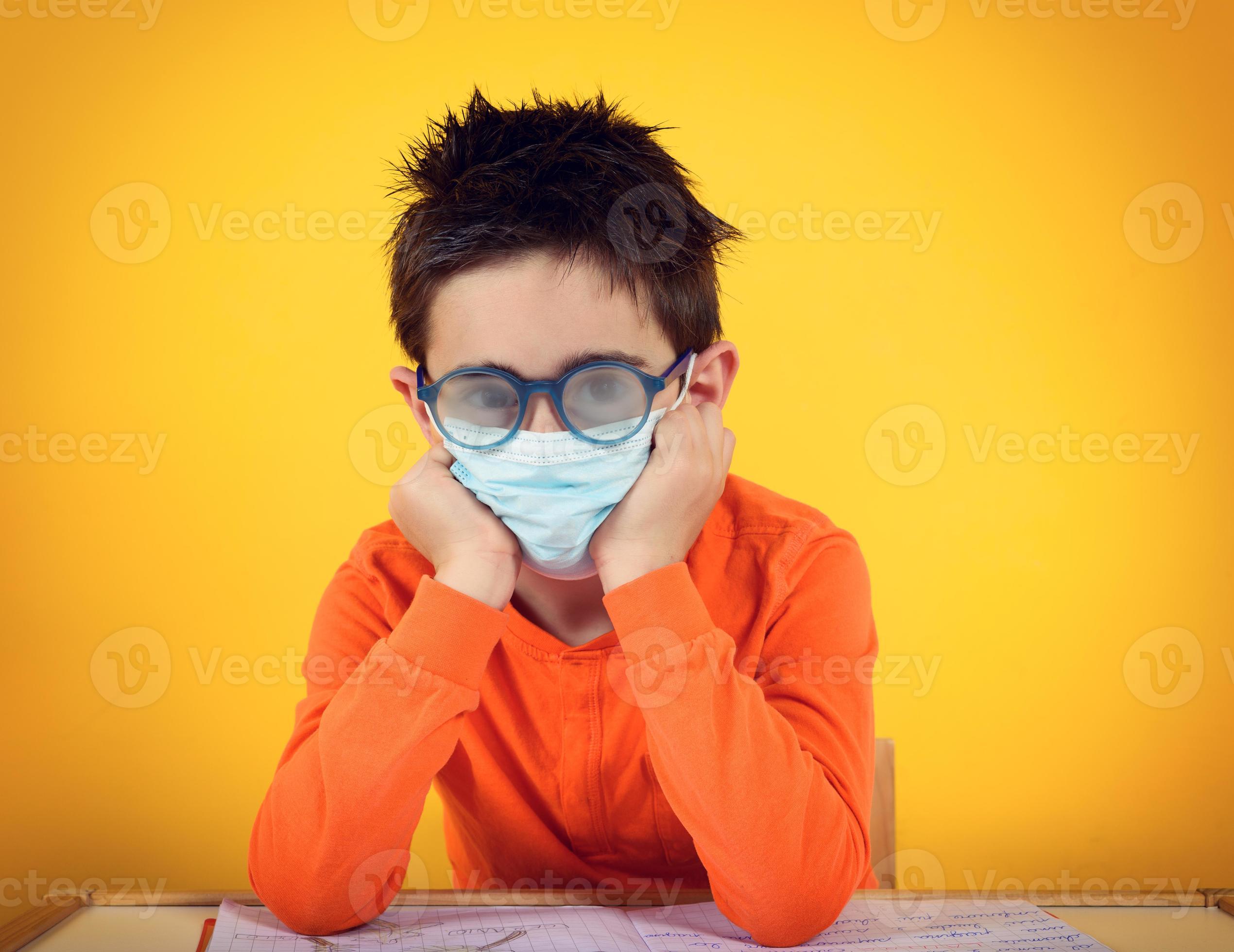 enfant avec embué lentille dû à visage masque pour covid-19 corona