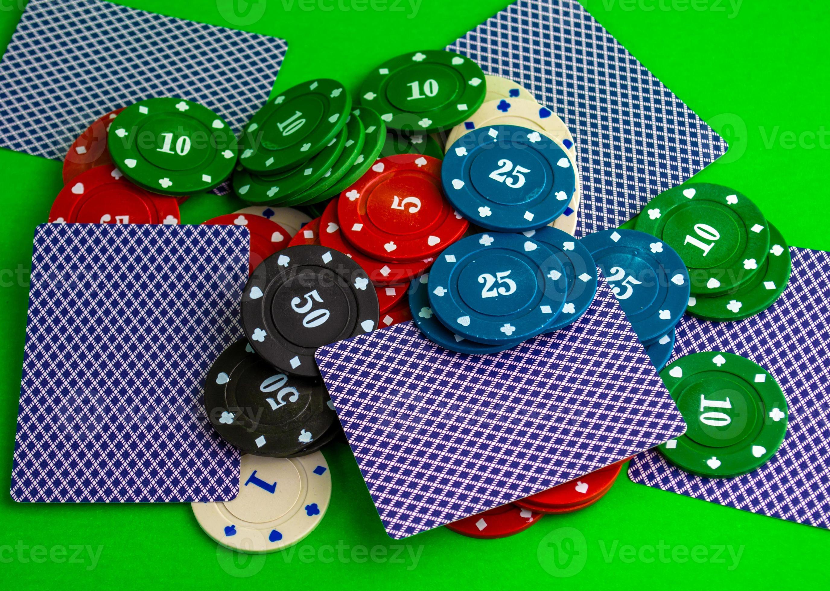 poker jeu, piles de frites sur le tableau. 23366936 Photo de stock