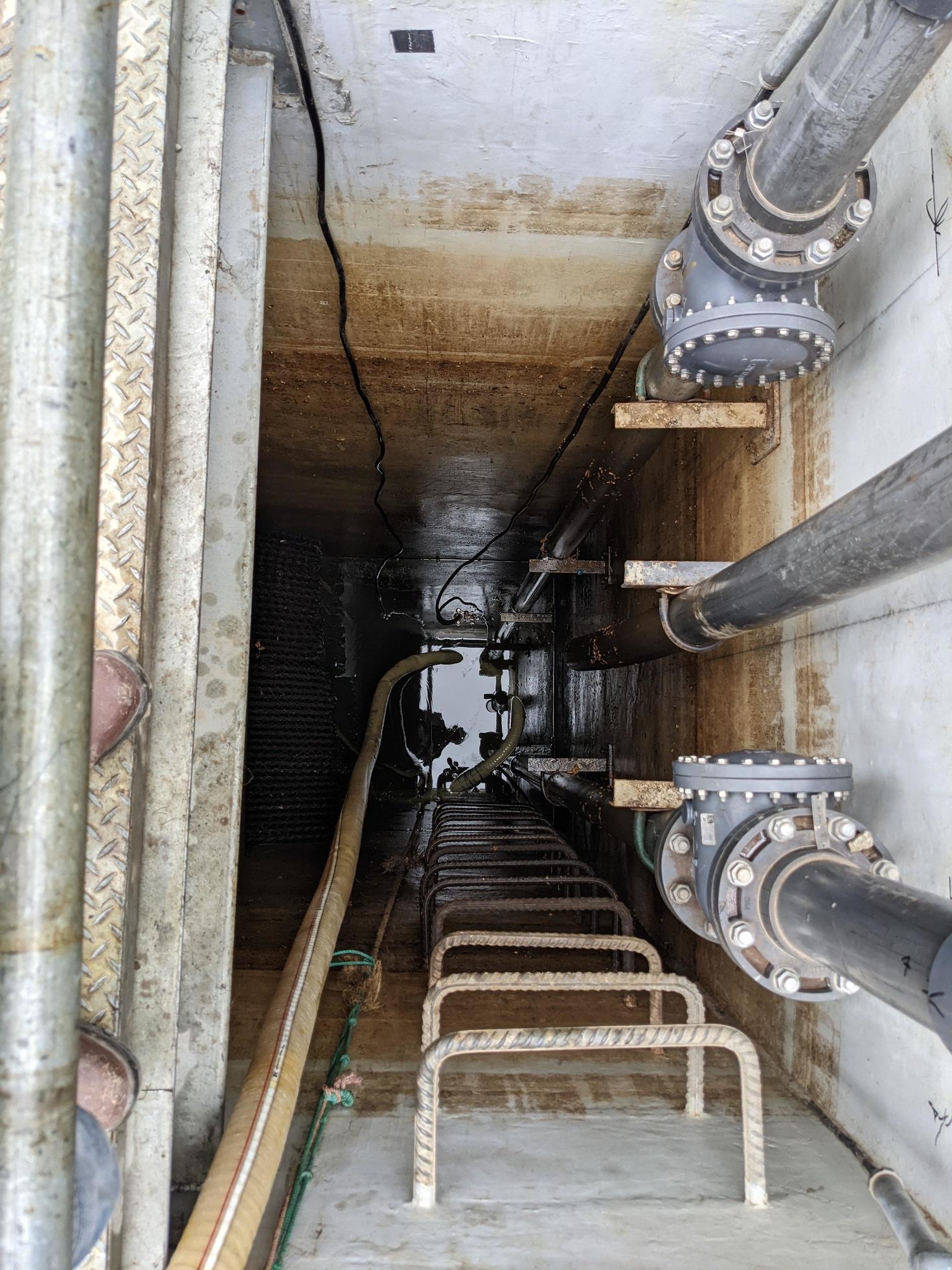 vieux tuyaux métalliques rouillés dans une fosse avec de l'eau, système  d'approvisionnement en eau dans une zone montagneuse. Percée d'un pipeline  rouillé. 8136331 Photo de stock chez Vecteezy