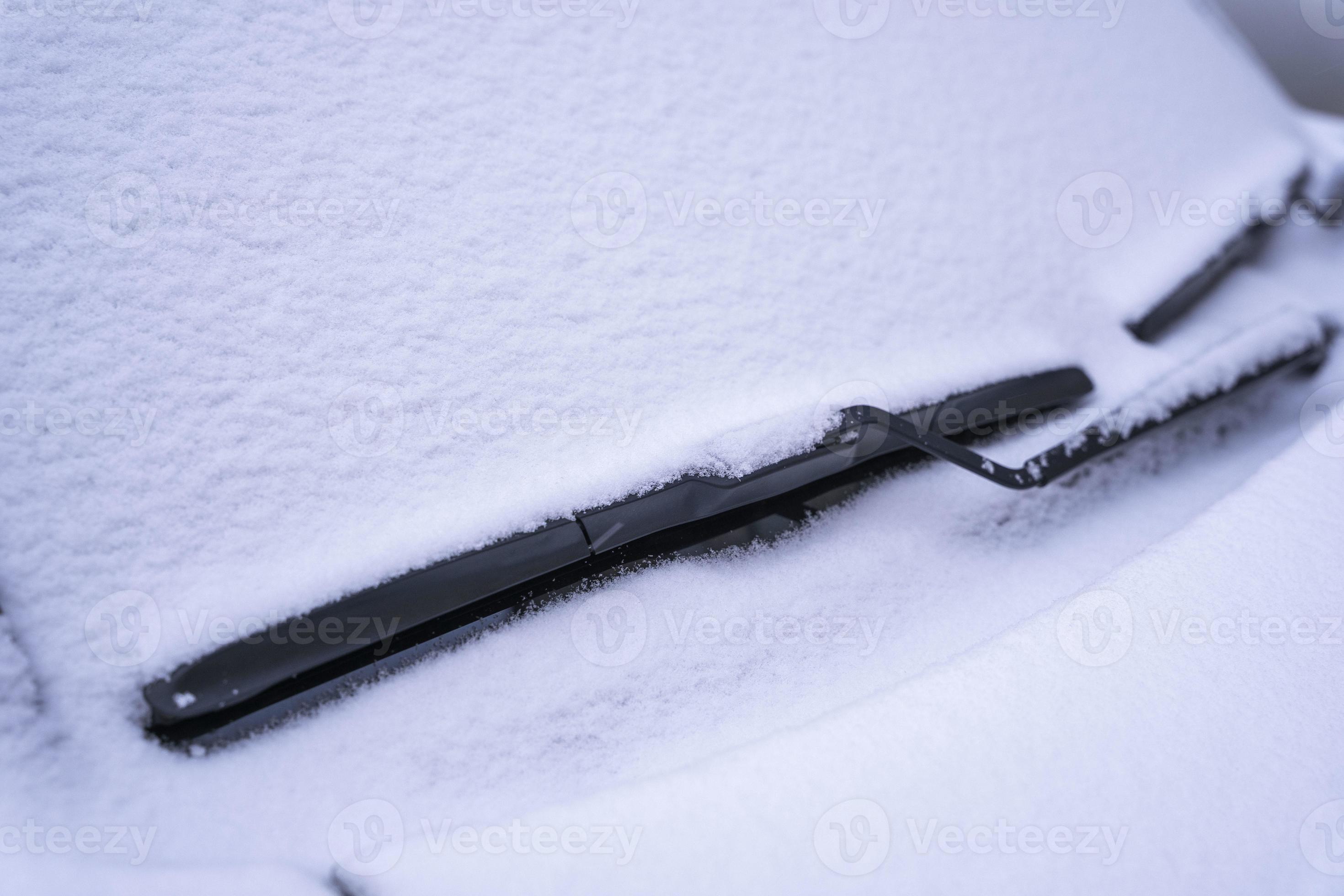 couvert de neige voiture pare-brise, essuie-glace lame dans