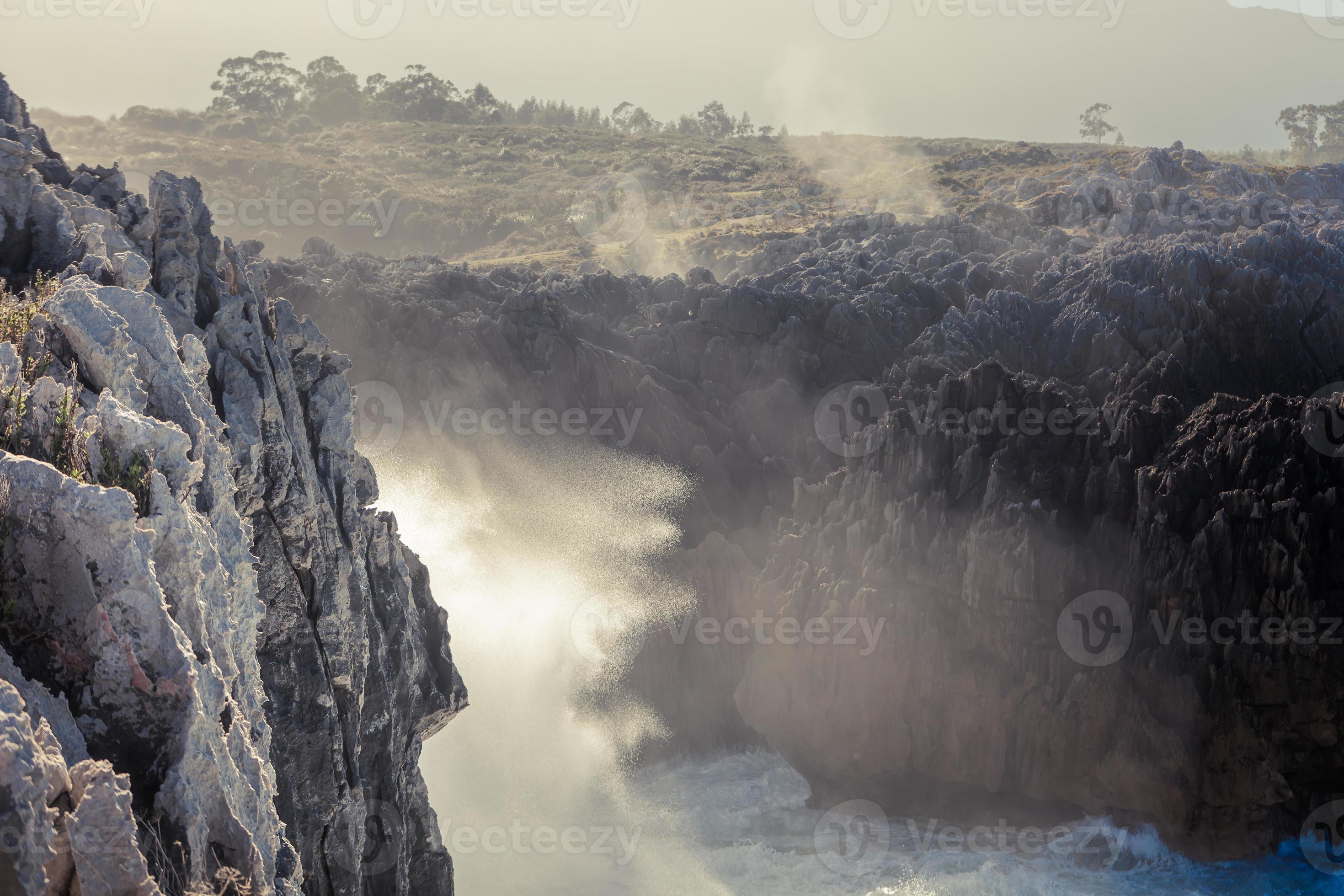 roches karstiques pointues sur la côte asturienne photo