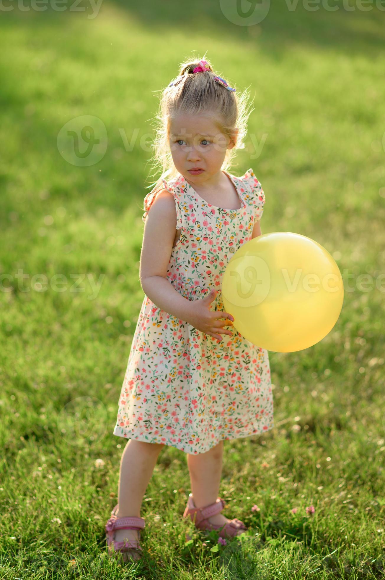 peu fille 3 ans vieux dans une été robe d'été dans le parc. été temps.  21178083 Photo de stock chez Vecteezy