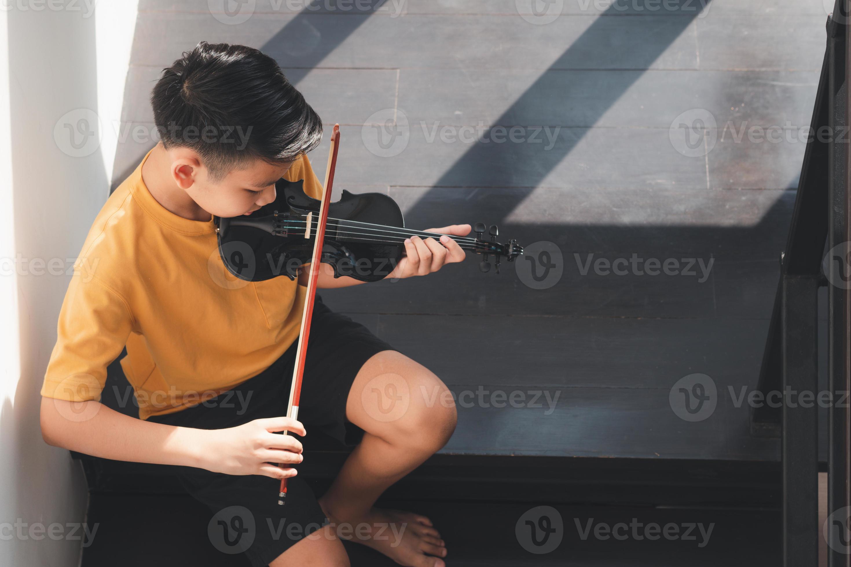 un petit enfant asiatique jouant et pratiquant un instrument à cordes de  violon contre à la maison, concept d'éducation musicale, inspiration,  étudiant à l'école d'art adolescent. 21220145 Photo de stock chez Vecteezy