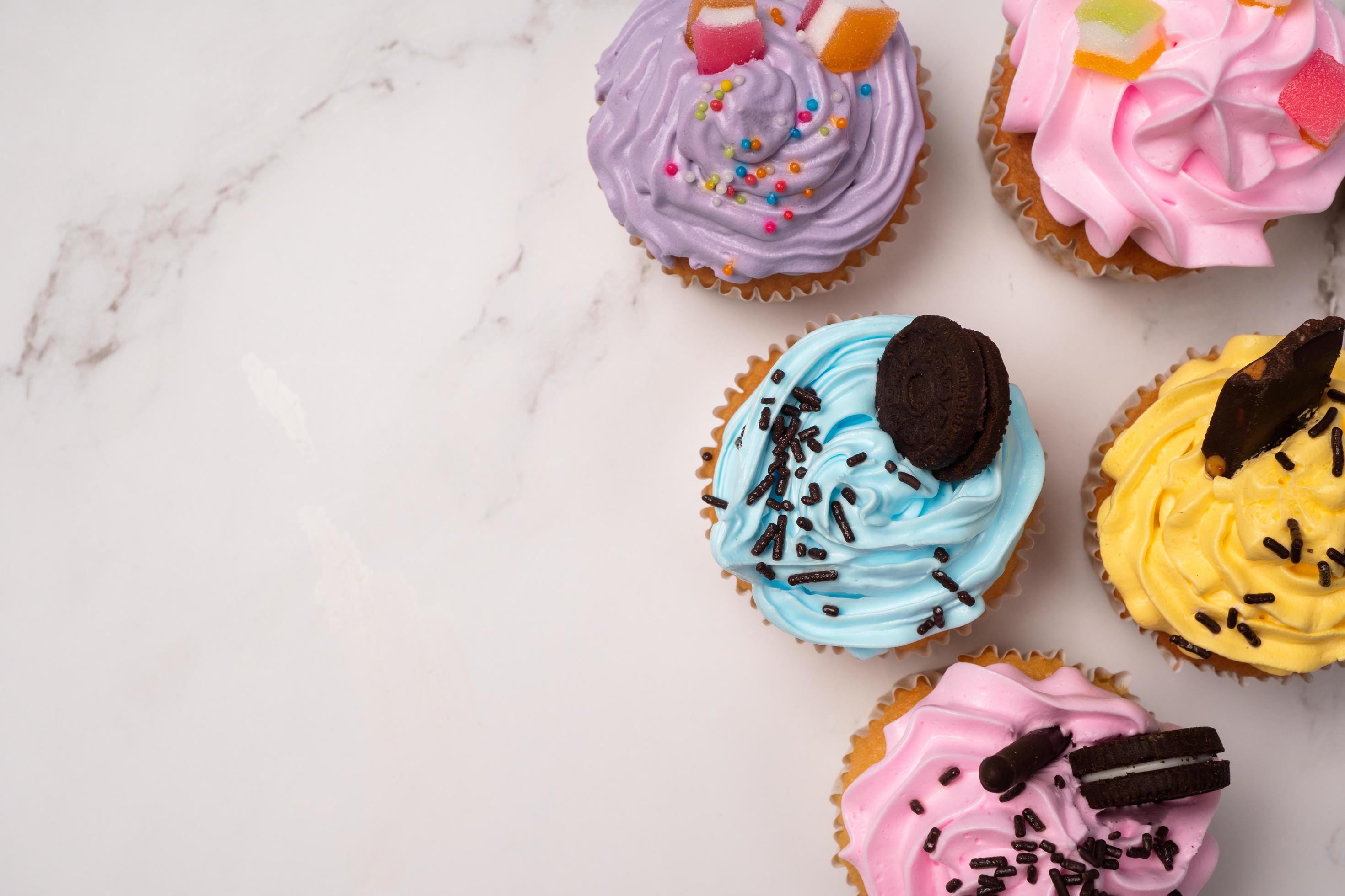 délicieux cupcakes faits maison avec crème colorée et garniture de