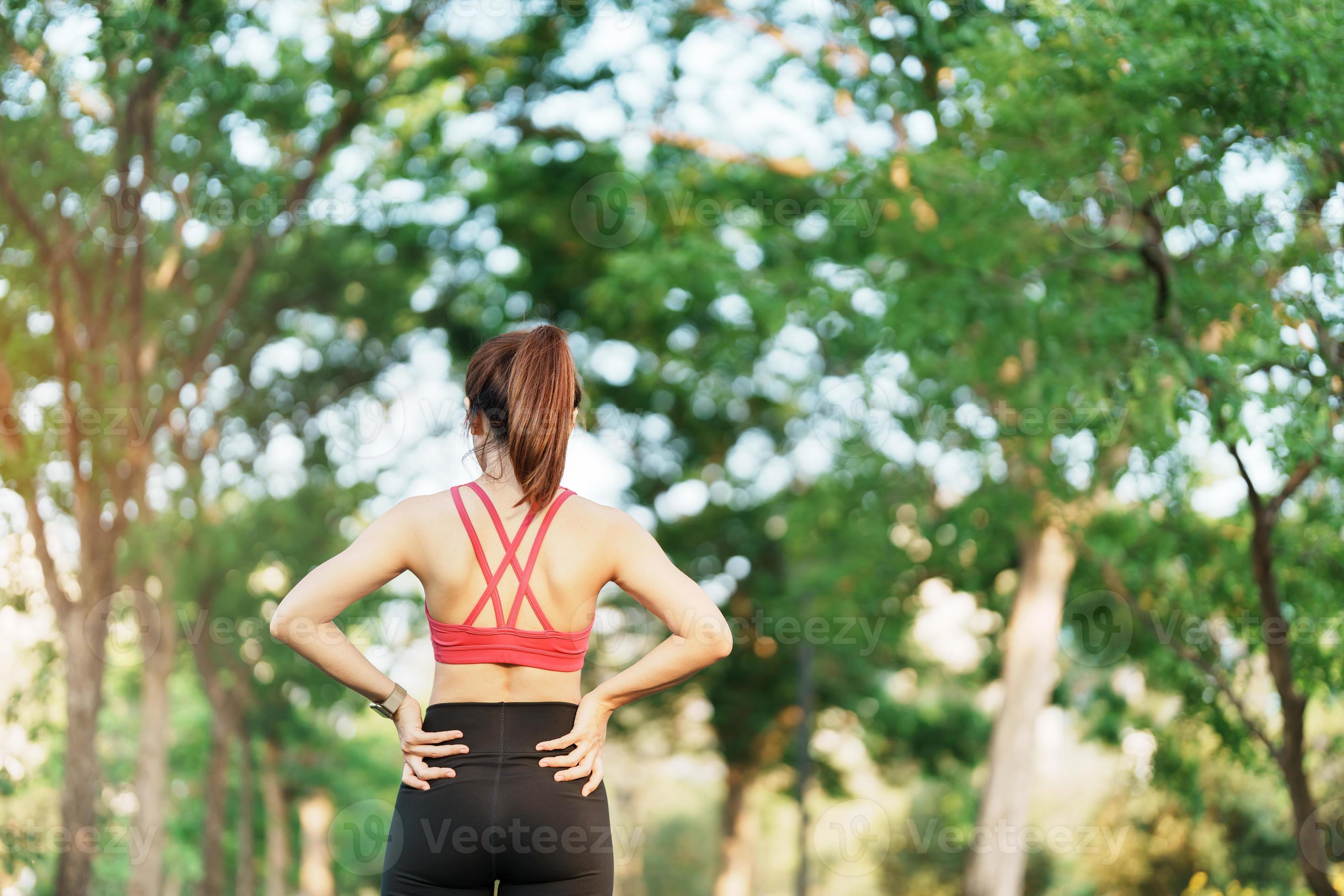 Jeune Femme Adulte En Tenue De Sport Faisant Du Yoga Dans Le Parc