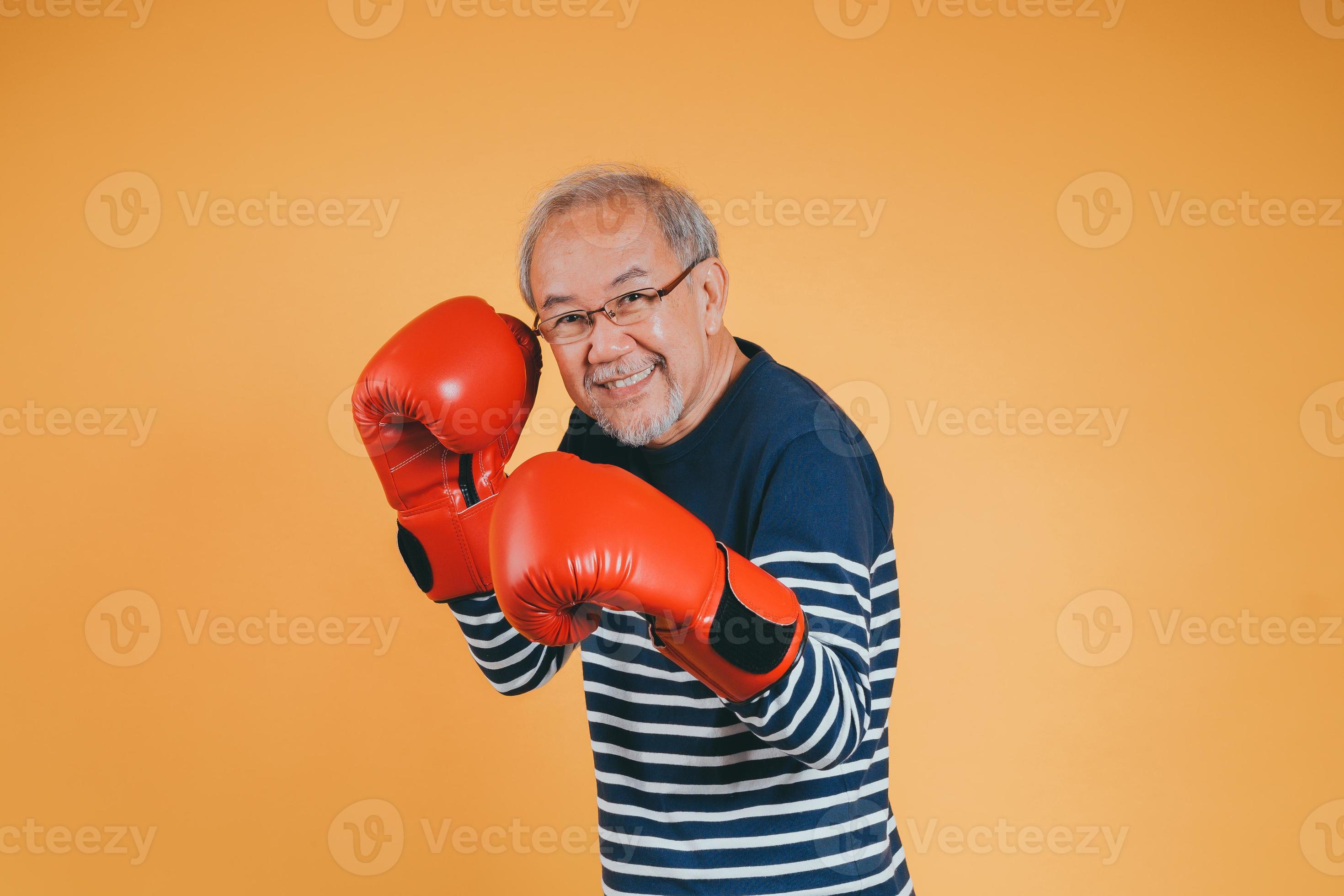 asiatique Sénior homme avec boxe gant sur le Jaune Contexte. 21607881 Photo  de stock chez Vecteezy