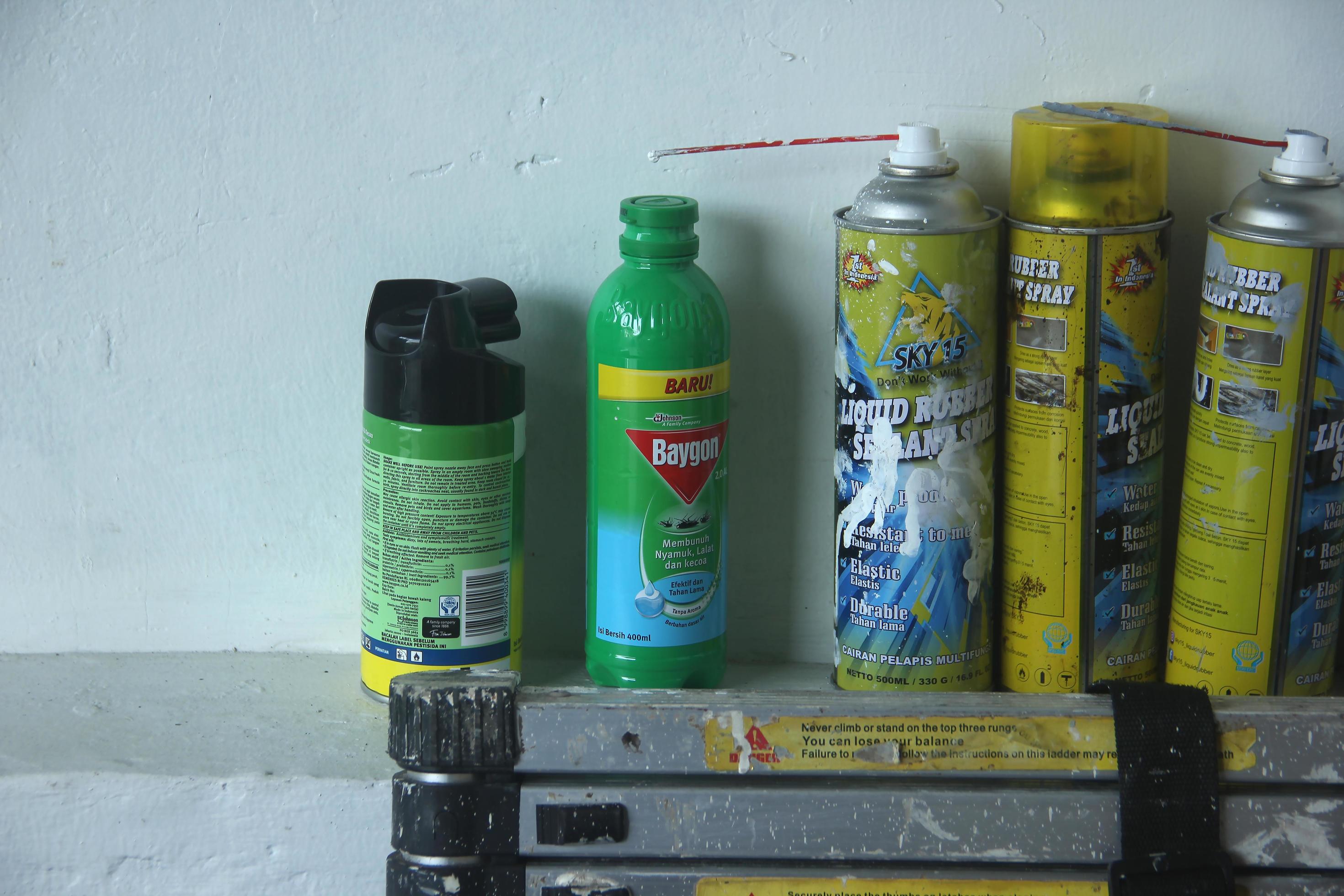 https://static.vecteezy.com/ti/photos-gratuite/p2/21630292-djakarta-indonesie-mars-12-2023-bayon-petit-pouvez-suivant-a-nouveau-bouteille-conception-les-moustiques-cafard-et-autre-insecte-ou-bugs-chimique-insecticide-isole-sur-blanc-des-murs-gratuit-photo.jpg