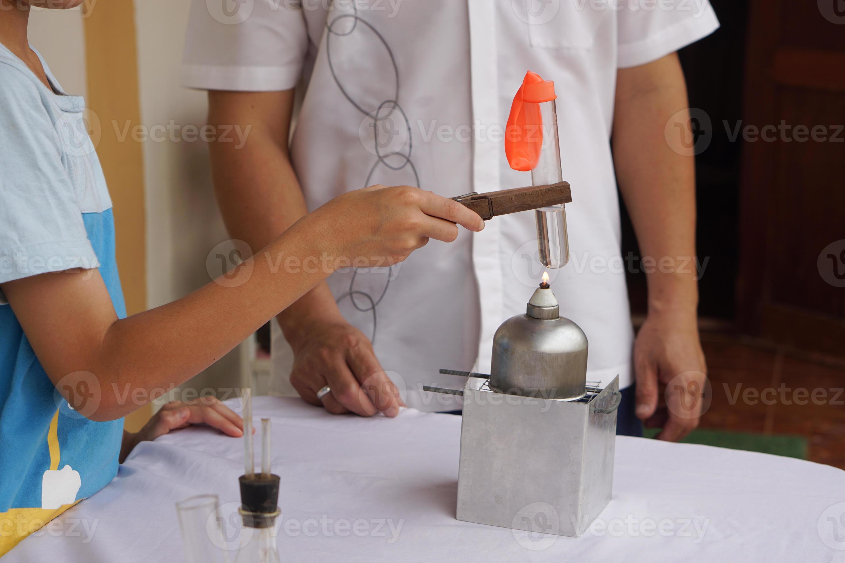 fermer étudiant est Faire science expérience à propos réaction de