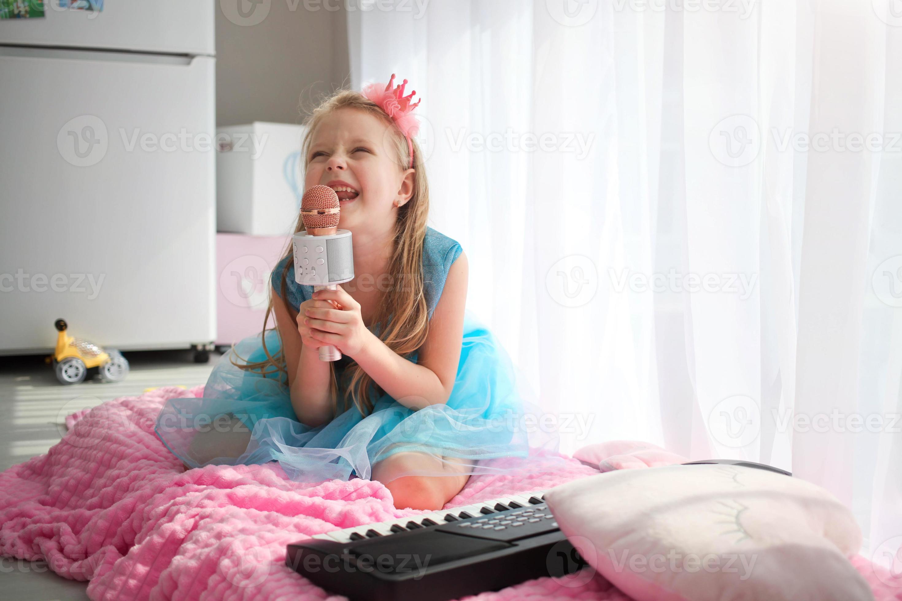 magnifique peu fille dans une Princesse costume chante dans une karaoké  microphone. 21905270 Photo de stock chez Vecteezy