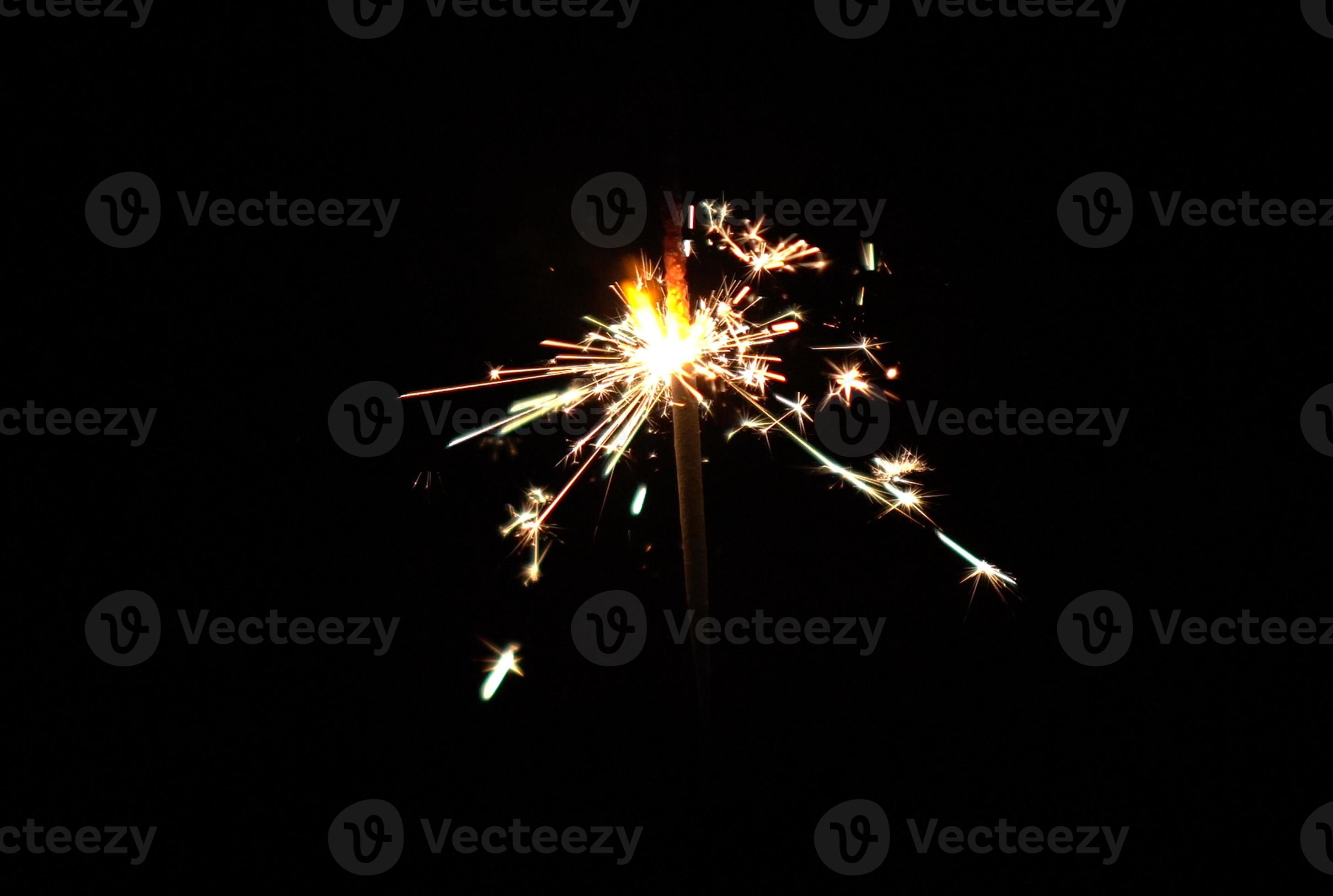 luxe feu d'artifice des étincelles froussard Fontaine bougie carnaval  21955818 Photo de stock chez Vecteezy