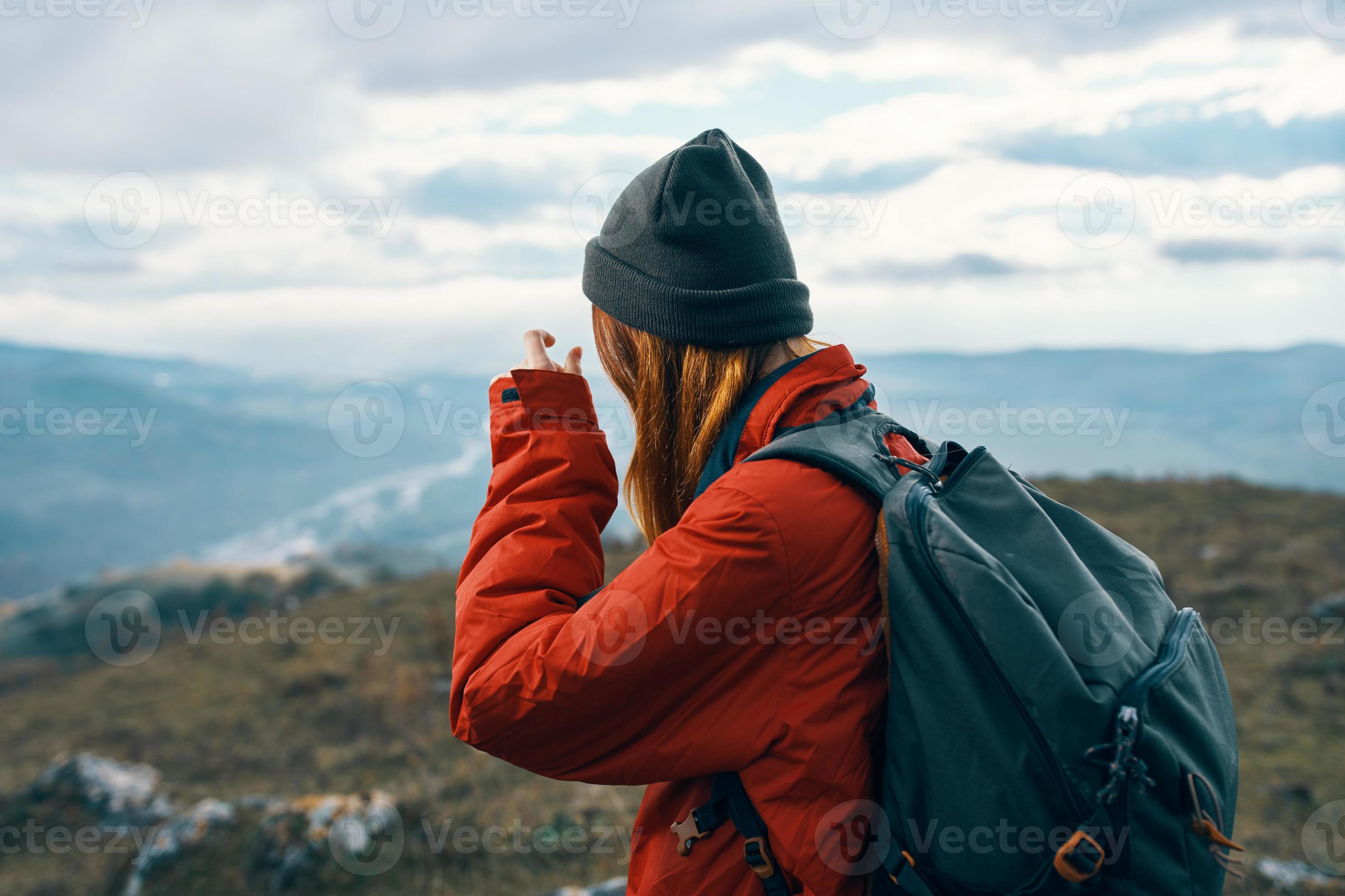 énergique femme dans chaud vêtements avec sac à dos Voyage tourisme  montagnes paysage retour vue 21991265 Photo de stock chez Vecteezy