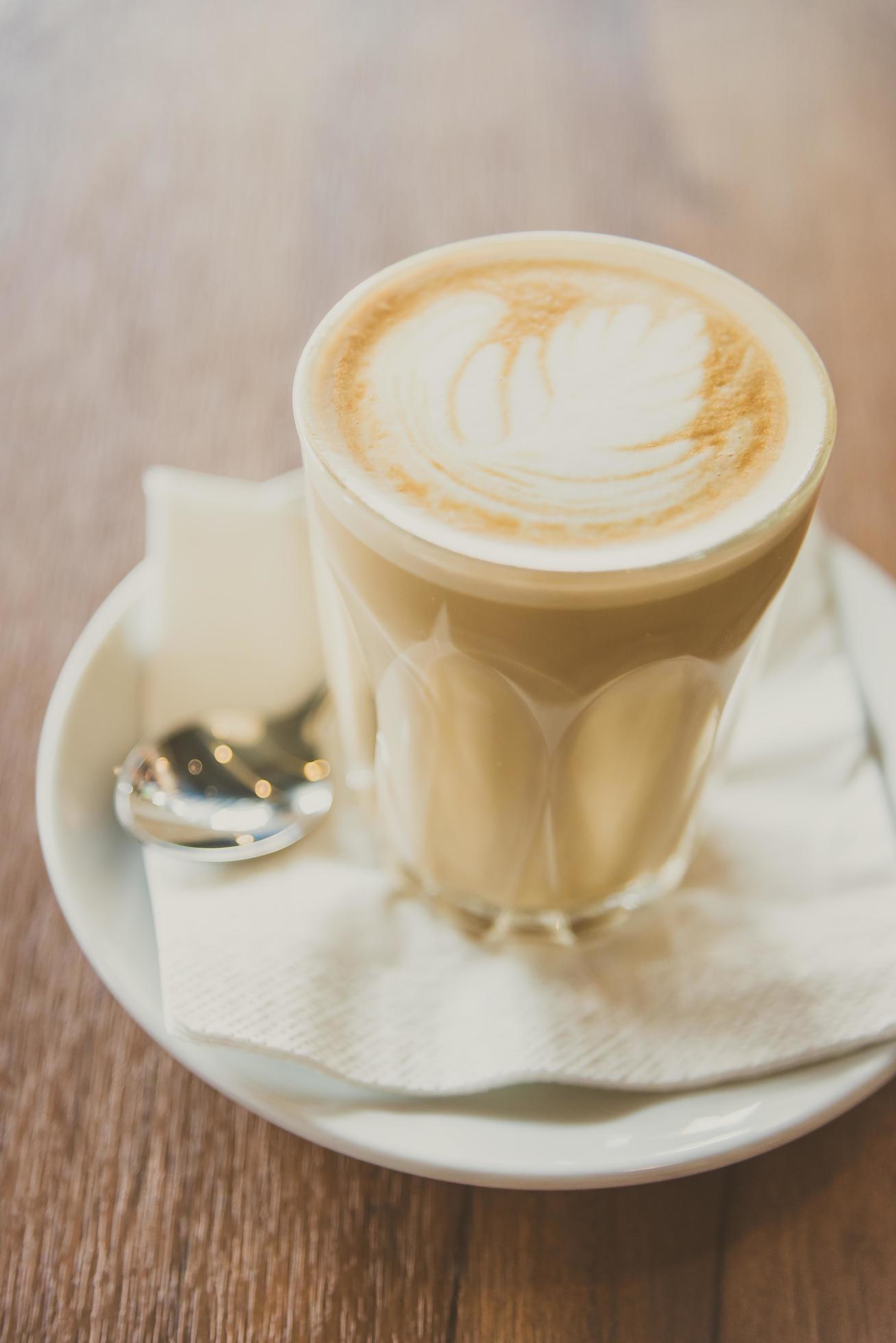 Photo libre de droit de Lait Chaud Café Latte Macchiato Verre Ou Isolé  banque d'images et plus d'images libres de droit de Café au lait - Café au  lait, Café - Boisson