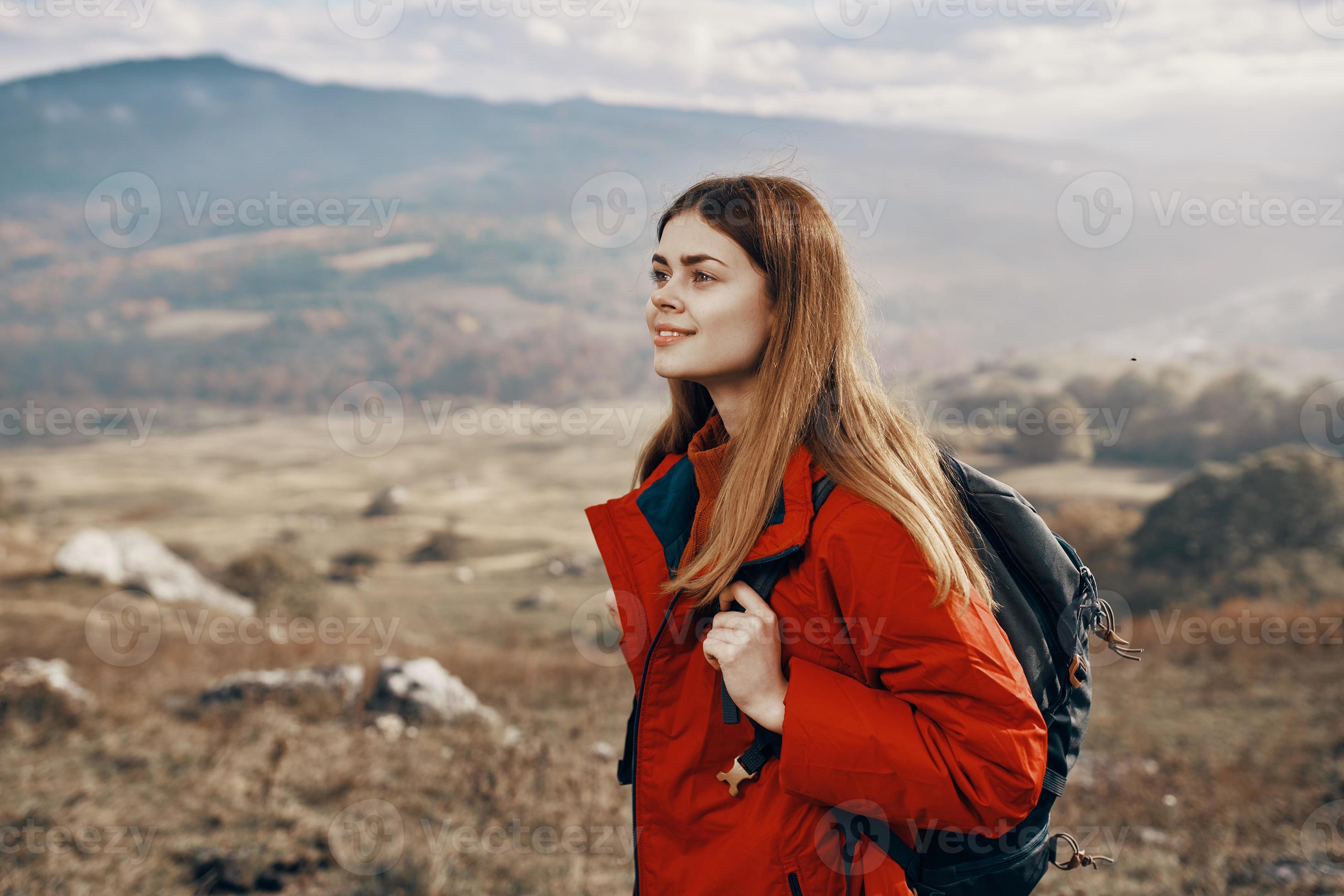 roux femme dans veste avec sac à dos Voyage randonnée