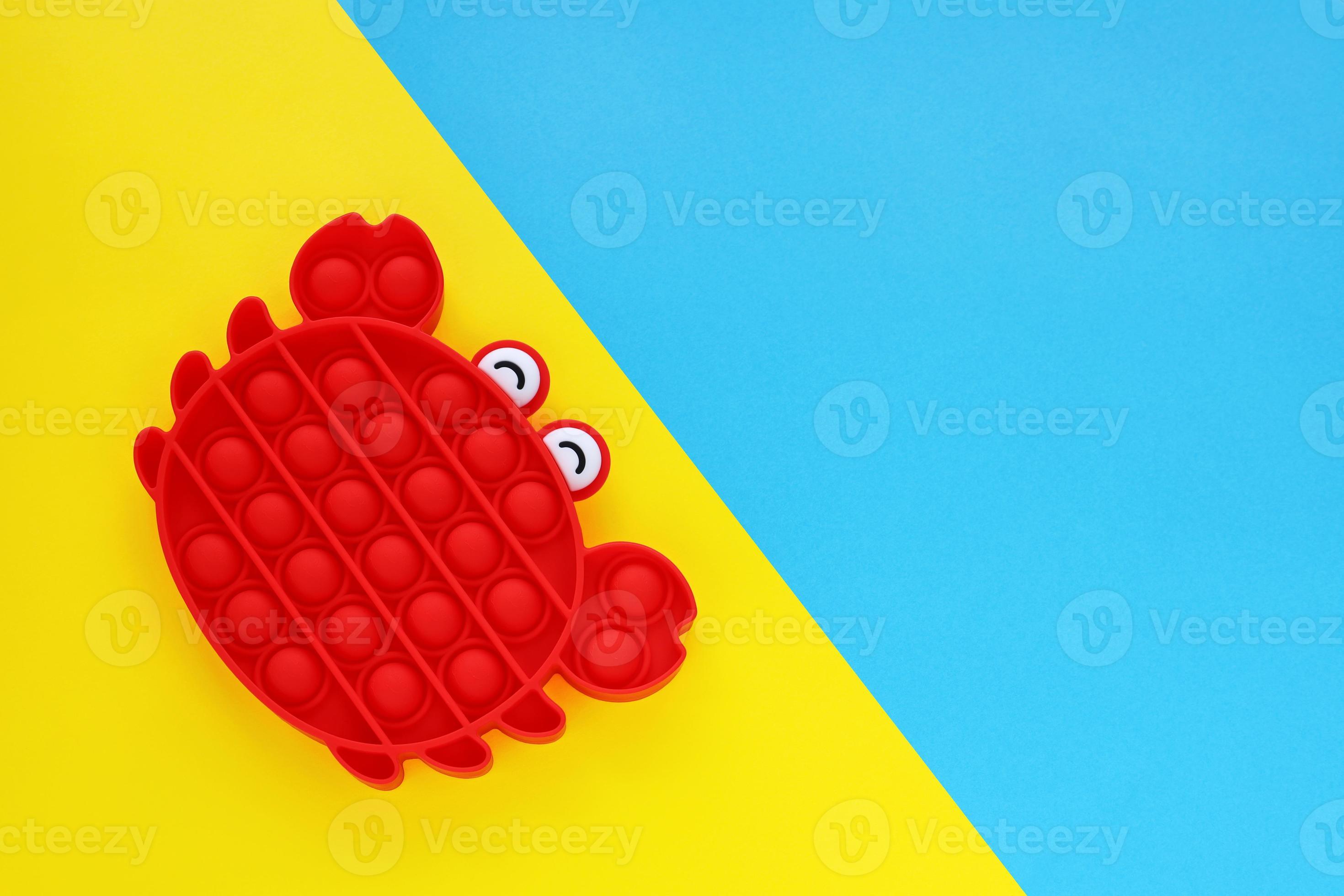 rouge Crabe branché anti stress sensoriel silicone bulle agiter jouet, pop  il, presser. enfants éducatif jeu. relaxation après travail. vacances été  arrière-plan, papier Jaune sable, bleu mer. 22468140 Photo de stock chez  Vecteezy