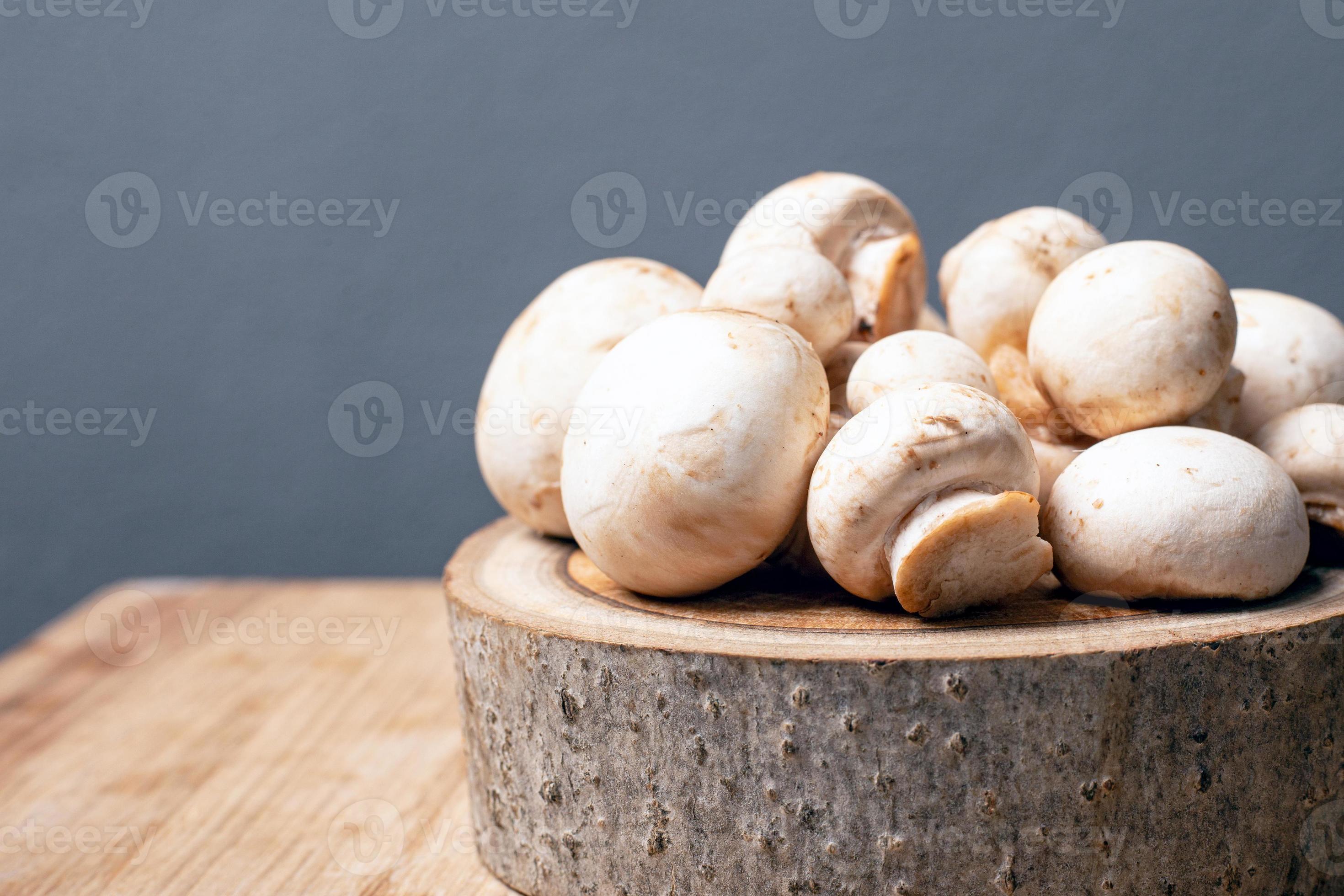 Champignons frais de serre champignon sur un support rustique sur fond gris  2247811 Photo de stock chez Vecteezy