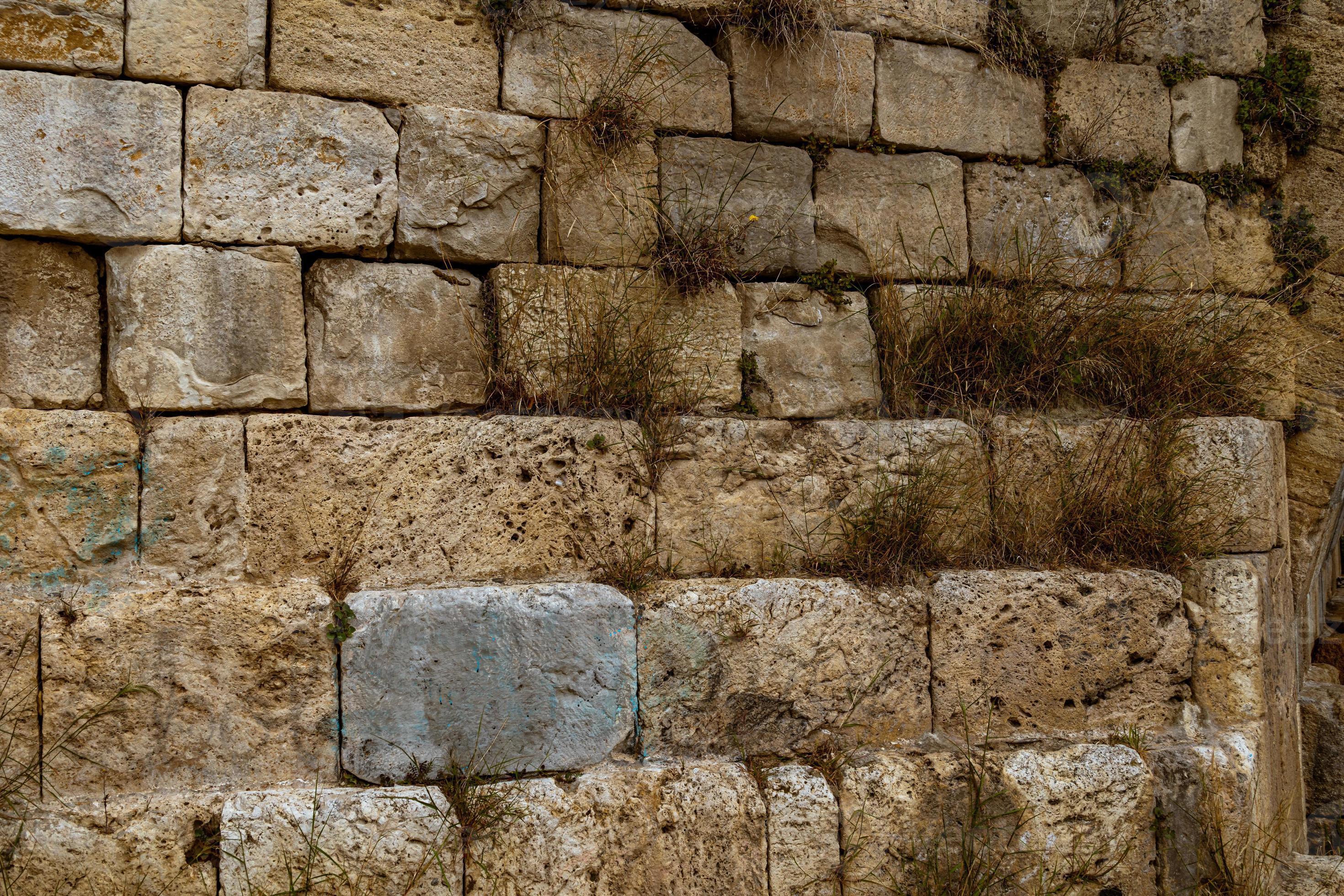 Le Mur Est Dans Une Pierre Inégale Photo stock - Image du brique,  architecture: 10755832