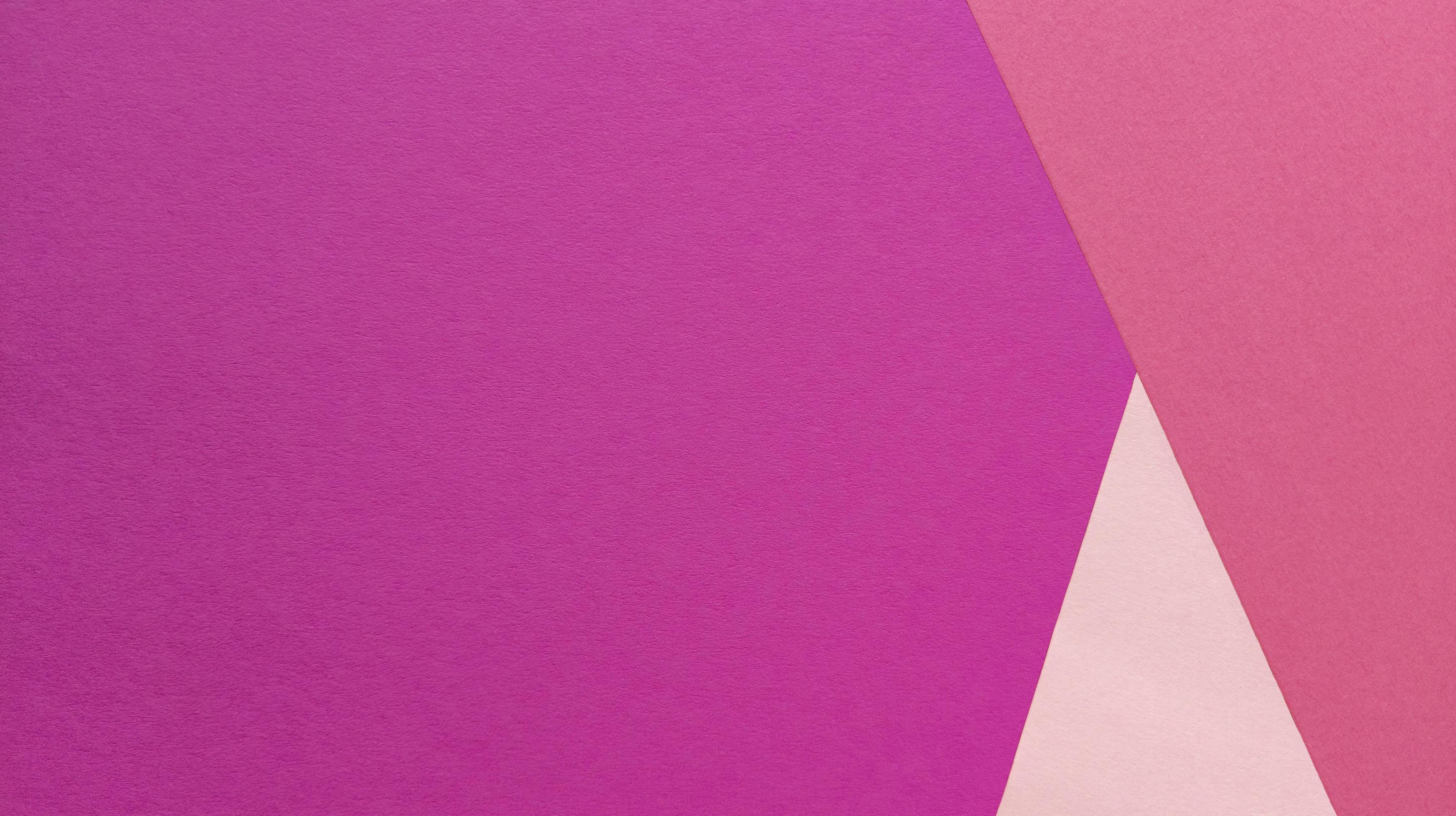mise à plat simple avec une texture pastel et des formes triangulaires. fond de papier rose. photo de stock.